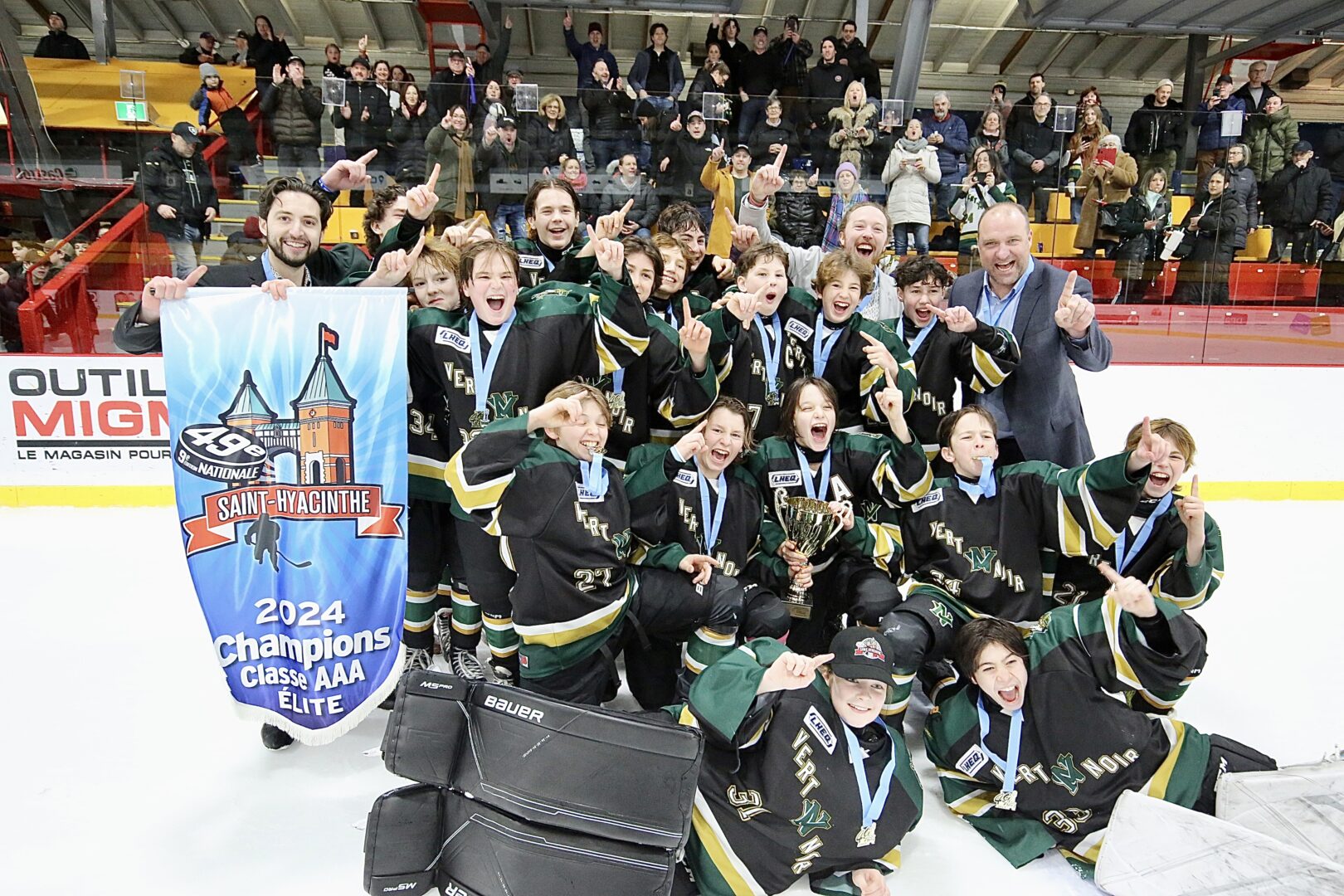 Le Vert et Noir de l’école Fadette a déjoué les pronostics pour devenir champion du Tournoi national de hockey M13 de Saint-Hyacinthe dans la classe AAA élite. Photo Robert Gosselin | Le Courrier ©