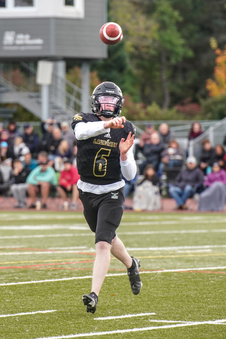 Pas moins de 12 joueurs des Lauréats ont été recrutés par une équipe universitaire, dont le quart-arrière Antoine Ouimet, qui deviendra le premier joueur de la formation maskoutaine à se joindre au Rouge et Or de l’Université Laval. Photo François Larivière | Le Courrier ©