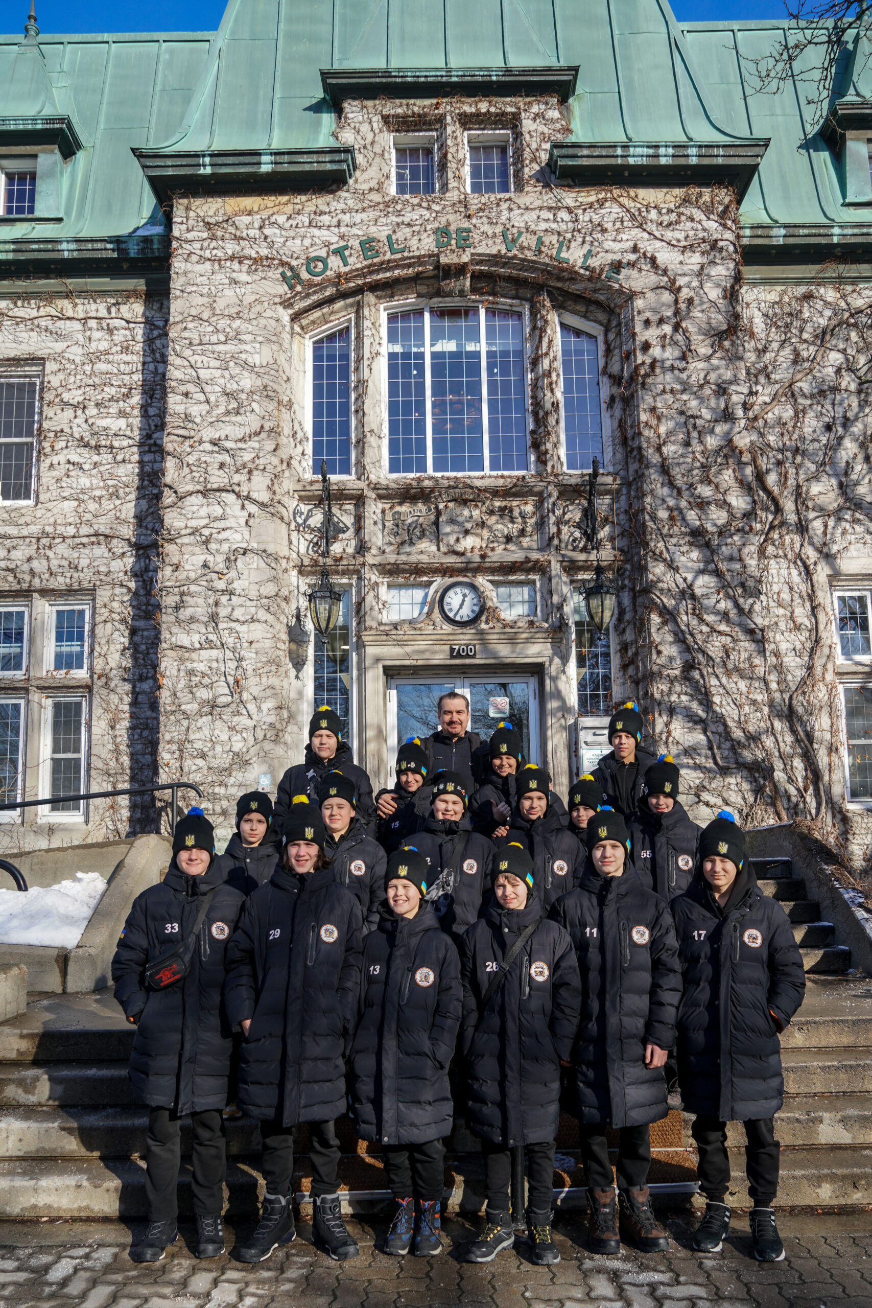 L’équipe de l’Ukraine lors de son passage à l’hôtel de ville de Saint-Hyacinthe où tous les joueurs ont signé le livre d’or.