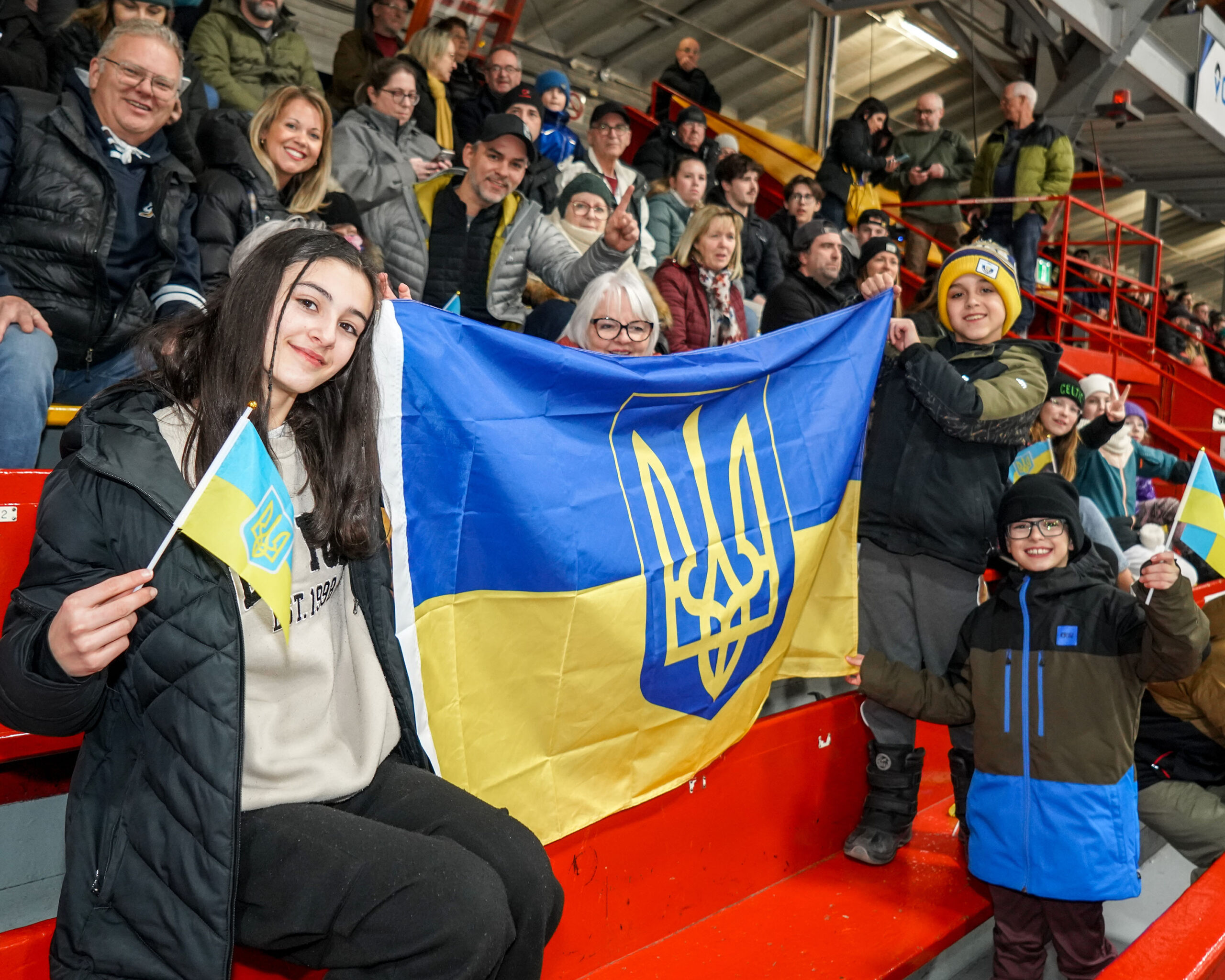 Des spectateurs avaient apporté leur drapeau ukrainien pour encourager les visiteurs.