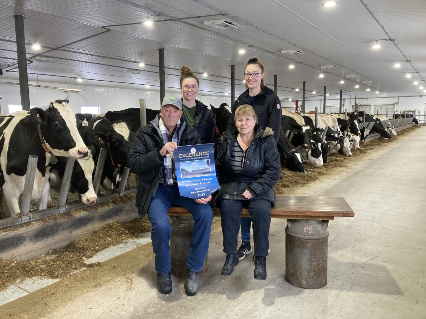 Jean-Claude Belval et Gabrielle Lacharité (première rangée), puis Laurie et Audrey Belval (deuxième rangée), de la Ferme Jean-Claude et Gaby Belval de Sainte-Hélène-de-Bagot. Photo Sylvie-Anne Labonté