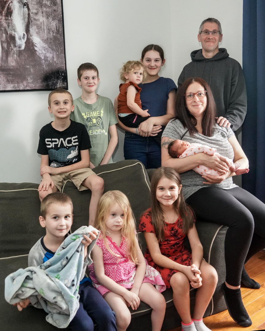 Avec l’arrivée de la petite Émy-Jade, Mélissa Viens et Martin Fréchette ont maintenant dix enfants. Lors du passage du photographe du COURRIER, deux enfants étaient absents. Photo François Larivière ǀ Le Courrier ©