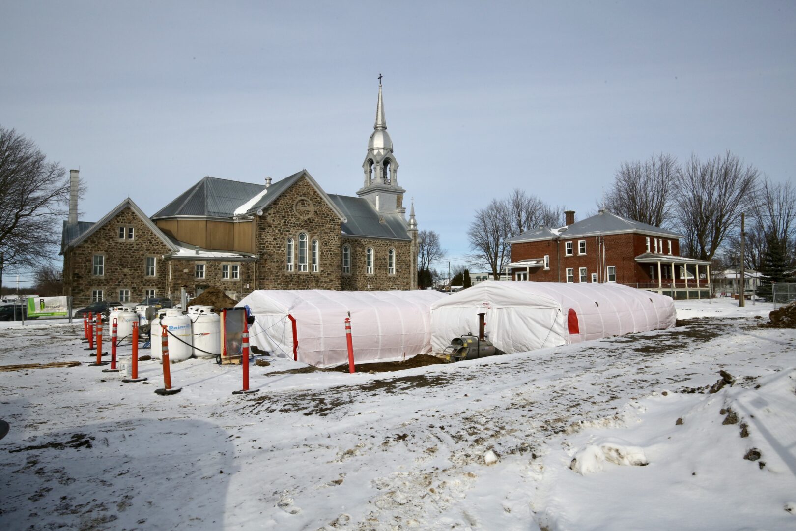 Onze archéologues travaillent à déterrer les ossements trouvés sur le site du futur CPE de Sainte-Hélène-de-Bagot. Photo Robert Gosselin | Le Courrier ©