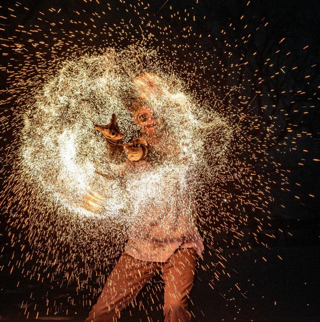 Monsieur Poï promet un spectacle haut en couleur qui éblouira toute la famille le 3 février en plus d’offrir des ateliers pour apprendre à manier le Poï lumineux. Photo Facebook Monsieur Poï