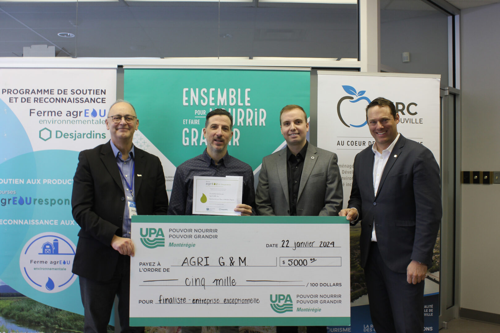 La Ferme Agri G. & M. à Sainte-Madeleine fait partie des finalistes agrEAUresponsable Or - Entreprise exceptionnelle et a donc reçu une bourse de 5000 $. Photo gracieuseté