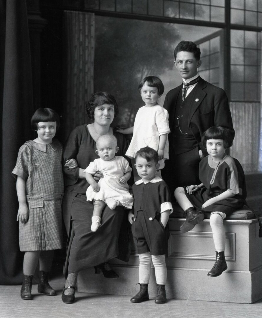 Ernest J. Chartier et sa famille en 1926. Photo Centre d’histoire de Saint-Hyacinthe, Fonds CH085, Studio B. J. Hébert, photographe