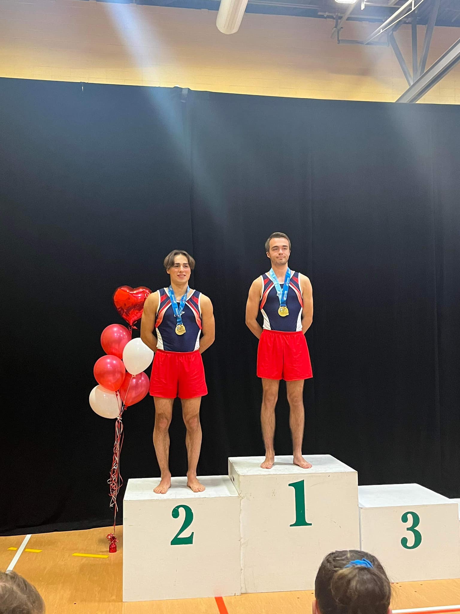 Jean Mathieu (à gauche) et William Éthier (à droite), sur le podium après leur performance en double mini trampoline dans la catégorie N7. Photo Gymnaska-Voltigeurs