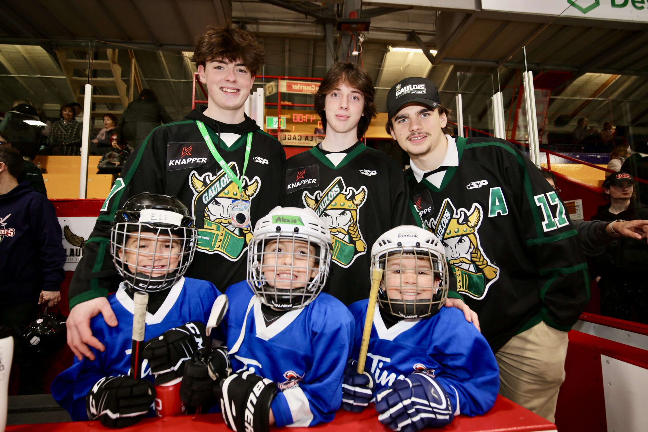 Des joueurs l’équipe M18 AAA des Gaulois de Saint-Hyacinthe ont joué aux grands frères durant le tournoi en s’impliquant comme bénévoles auprès des tout-petits.