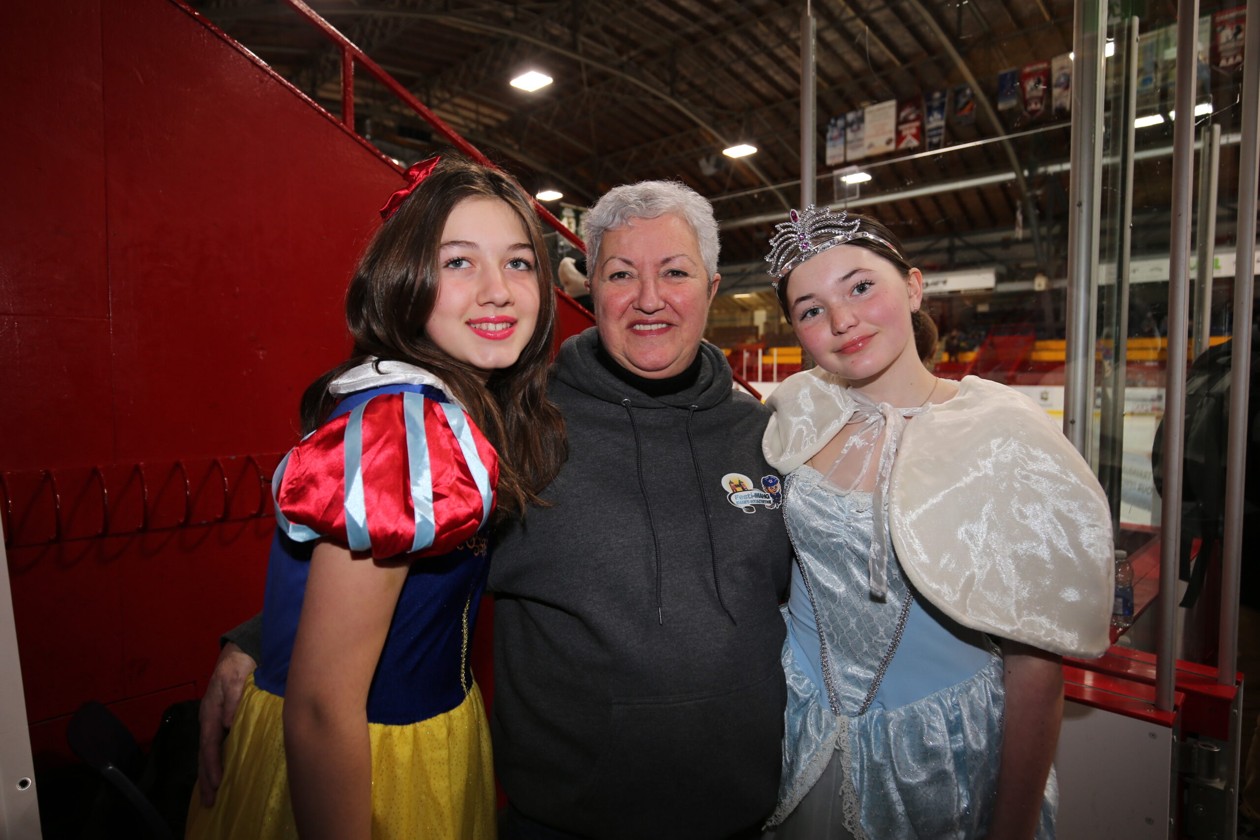 La présidente du Festival M7 de Saint-Hyacinthe, Christiane Lussier, entourée de princesses.