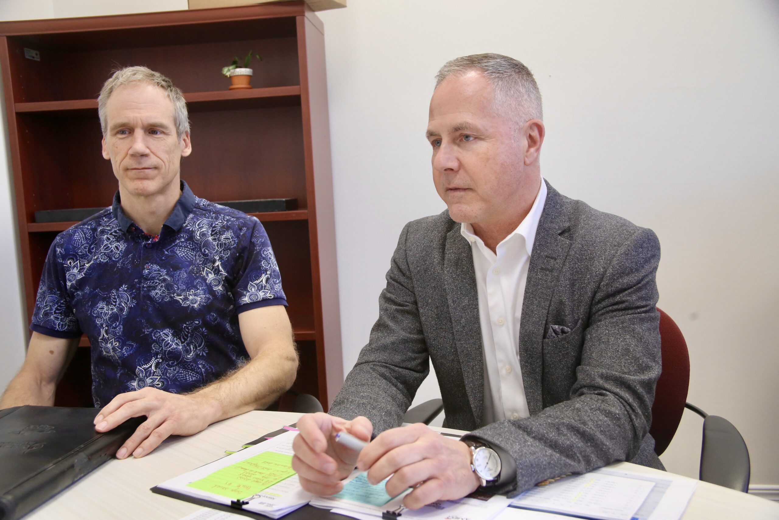 Le directeur des ressources matérielles, Jean-François Soumis, et le directeur général du CSSSH, Jean-Pierre Bédard, expliquent les raisons qui ont mené à la rénovation du siège social.Photo Robert Gosselin | Le Courrier ©