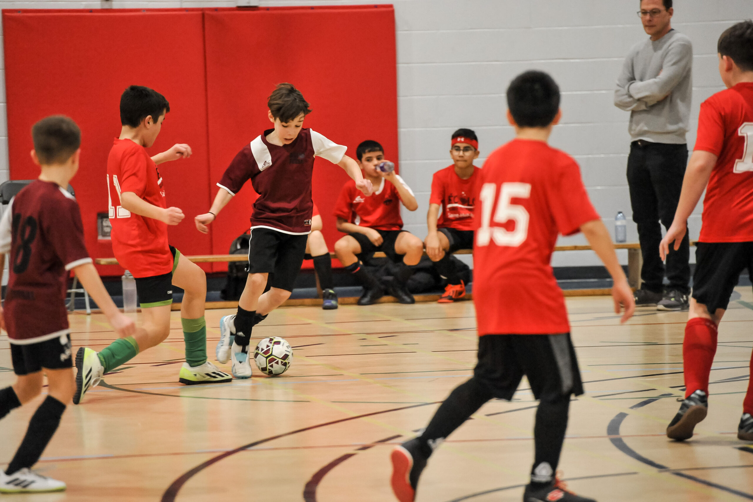 Une cinquantaine d’équipes ont pris d’assaut les gymnases de Saint-Hyacinthe dans le cadre du festival de minifutsal du RSEQ Montérégie. Photos François Larivière | Le Courrier ©