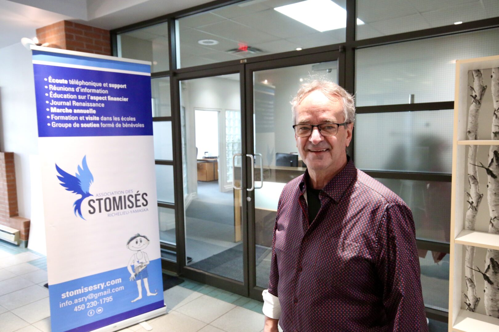 Dans les nouveaux locaux de l’ASRY, Jacques Beaudreault s’est dit prêt à accueillir de nouveaux membres en recherche d’accompagnement et de soutien psychologique. Photo Robert Gosselin | Le Courrier ©