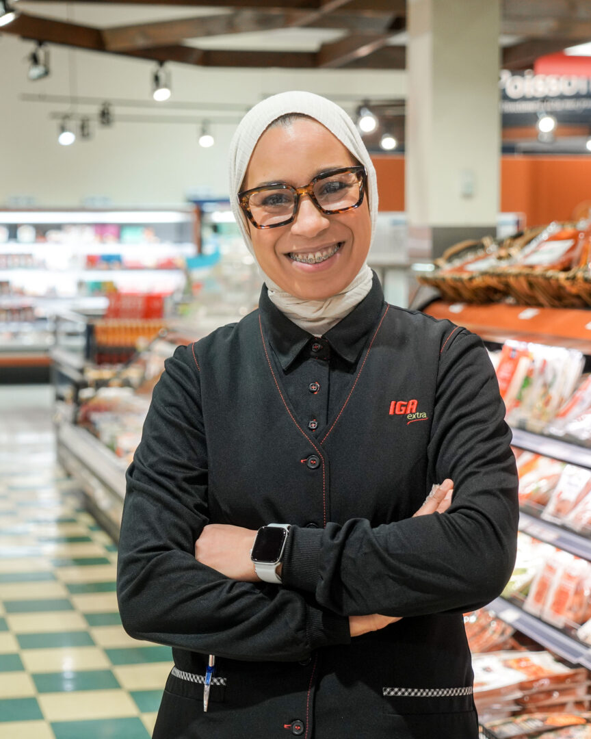 C’est avec un grand sourire que Badia Felhi accueille chaque jour les clients du supermarché IGA des Galeries St-Hyacinthe. Photo François Larivière | Le Courrier ©