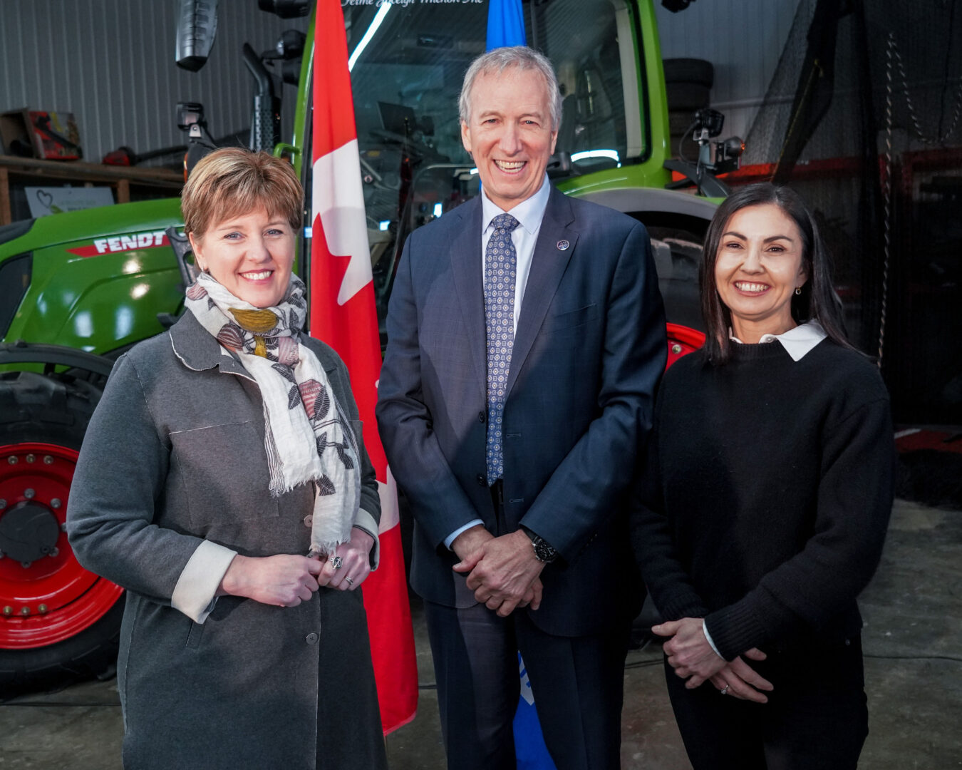 La ministre du Revenu du Canada, Marie-Claude Bibeau, le ministre de l’Agriculture du Québec, André Lamontagne, et la députée de Saint-Hyacinthe, Chantal Soucy. Photo François Larivière ǀ Le Courrier ©