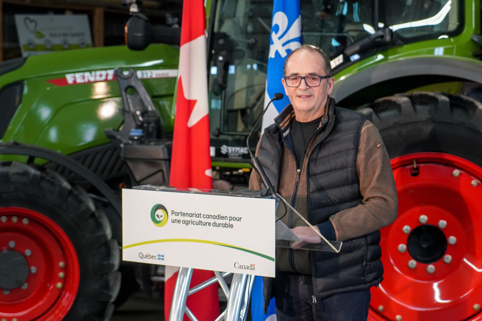 L’agriculteur Jocelyn Michon, pour qui la santé des sols a toujours été une préoccupation, a accueilli les ministres Bibeau et Lamontagne sur sa ferme de La Présentation pour l’annonce de l’aide financière aux agriculteurs souhaitant adopter des pratiques agricoles durables. Photo François Larivière | Le Courrier ©