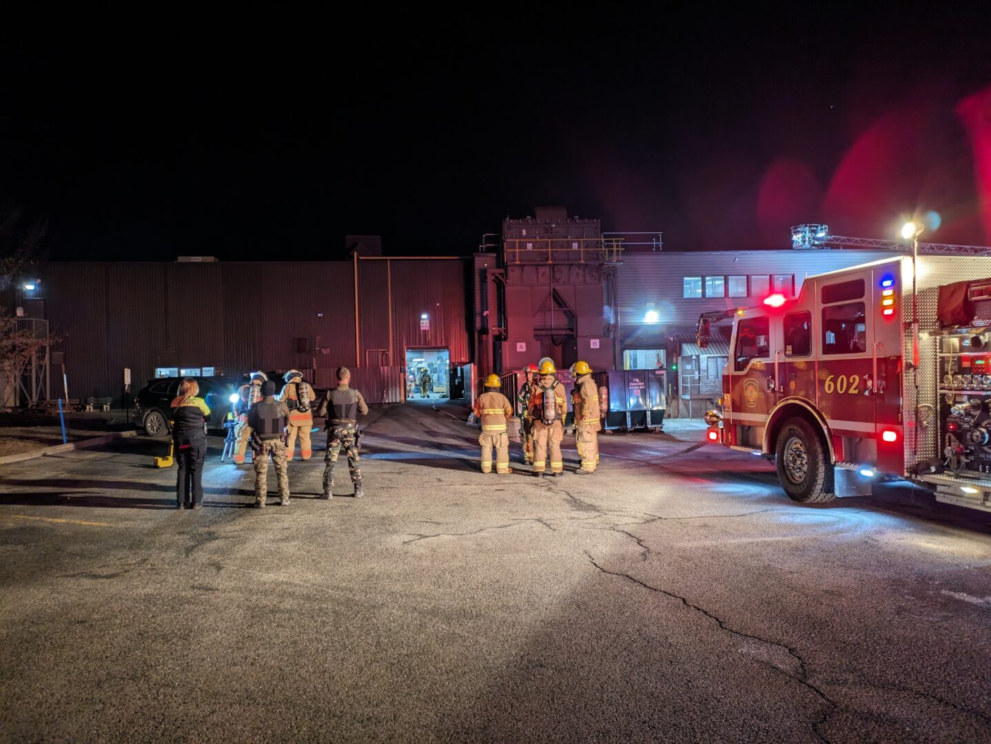 Une vingtaine de pompiers ont été mobilisés à l’imprimerie TC Transcontinental de Saint-Hyacinthe, le 26 février en soirée. Photo Adam Bolestridge | Le Courrier ©