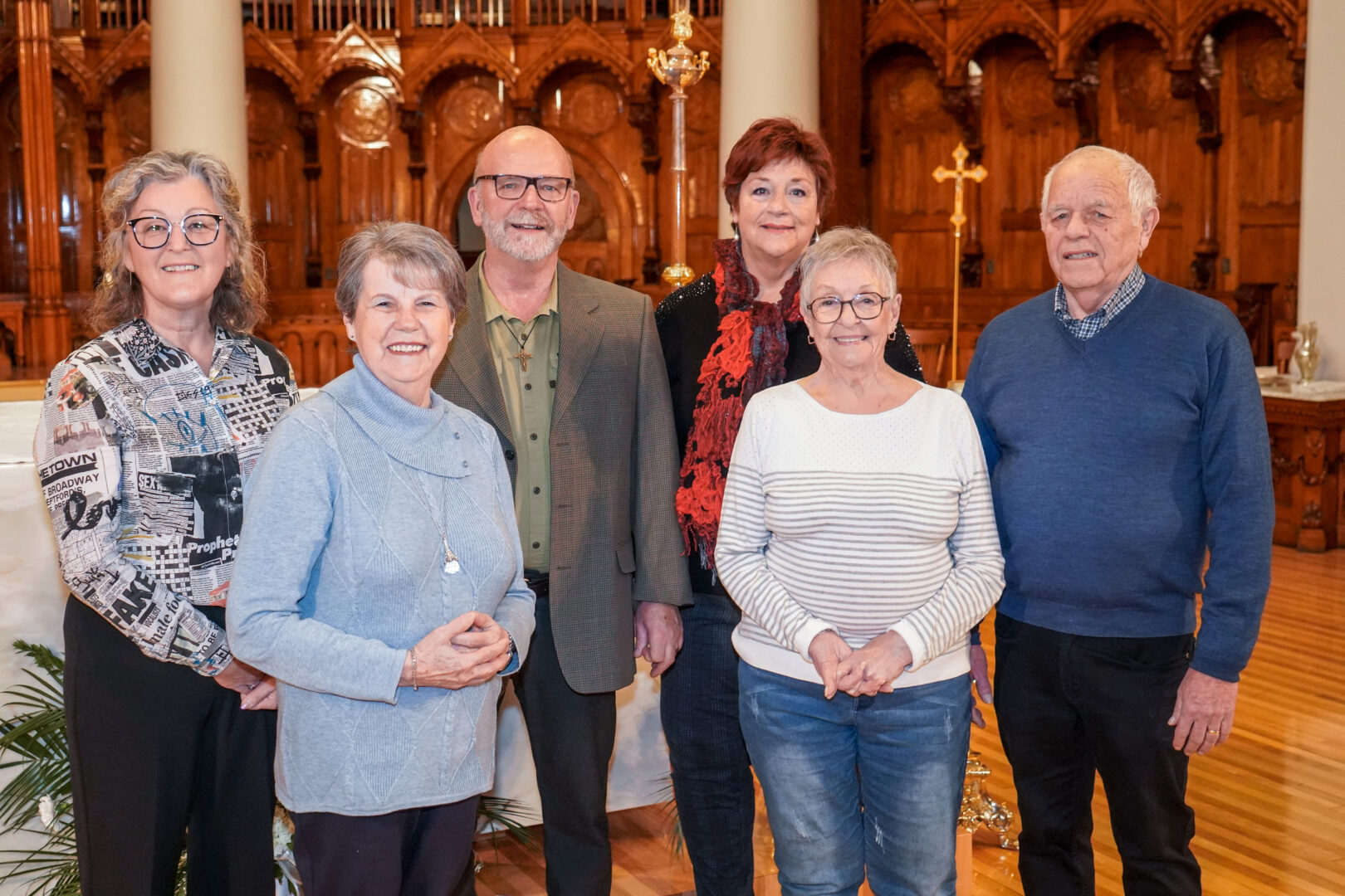 Les responsables de l’administration des paroisses catholiques de Saint-Hyacinthe, de gauche à droite : Guylaine Bernier, Rita Blanchette, Guy Pelletier (curé), Josée Maranda, Cécile Baillargeon et André Desautels. Photo François Larivière | Le Courrier ©