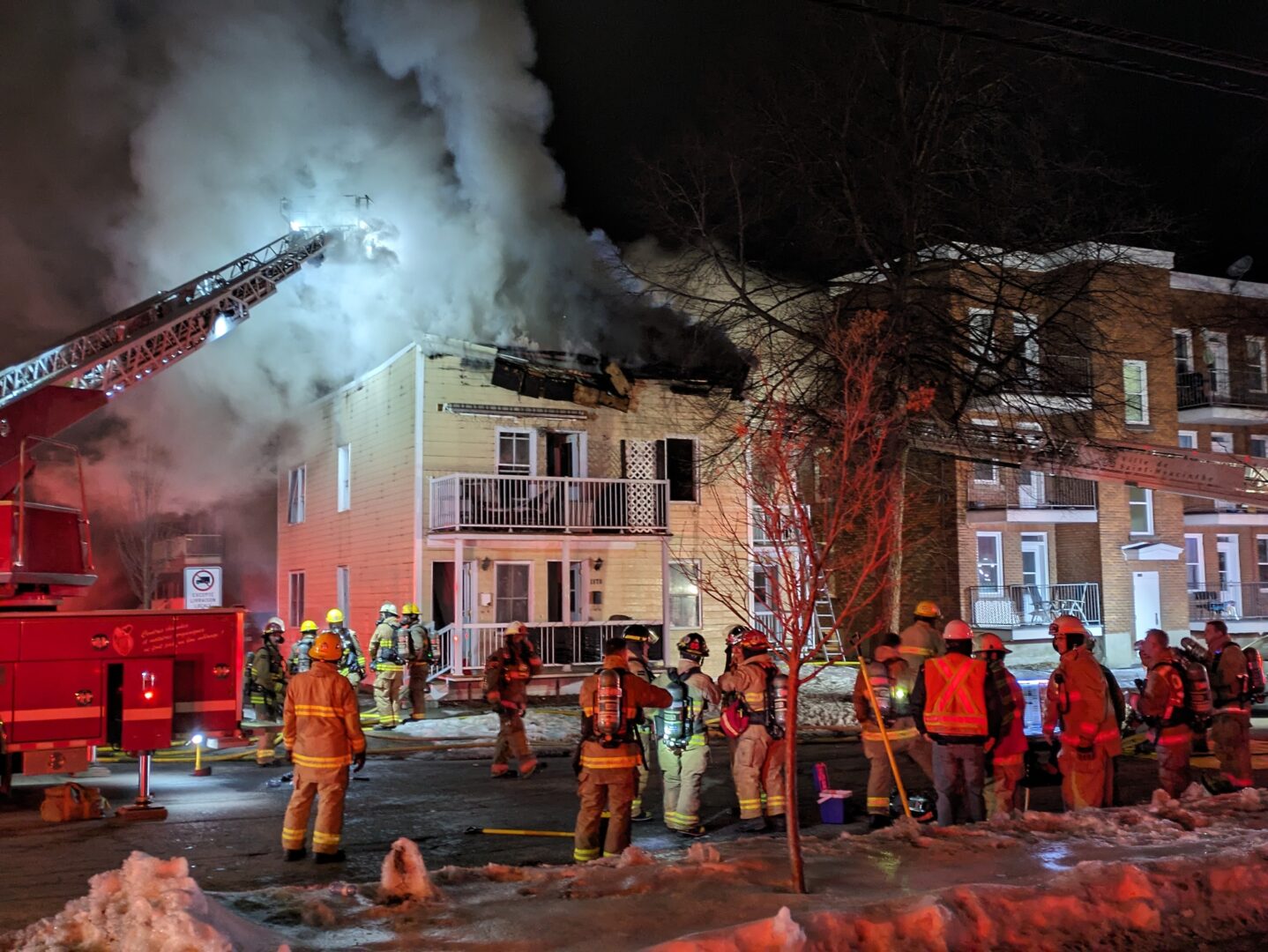 Des dizaines de pompiers ont combattu un incendie dans un immeuble de quatre logements de la rue Morison à Saint-Hyacinthe dans la nuit du 8 février. Photo Adam Bolestridge | Le Courrier ©