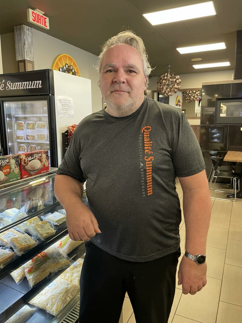 Le propriétaire de la Fromagerie Qualité Summum, Éric Drouin. Photo Adaée Beaulieu | Le Courrier ©