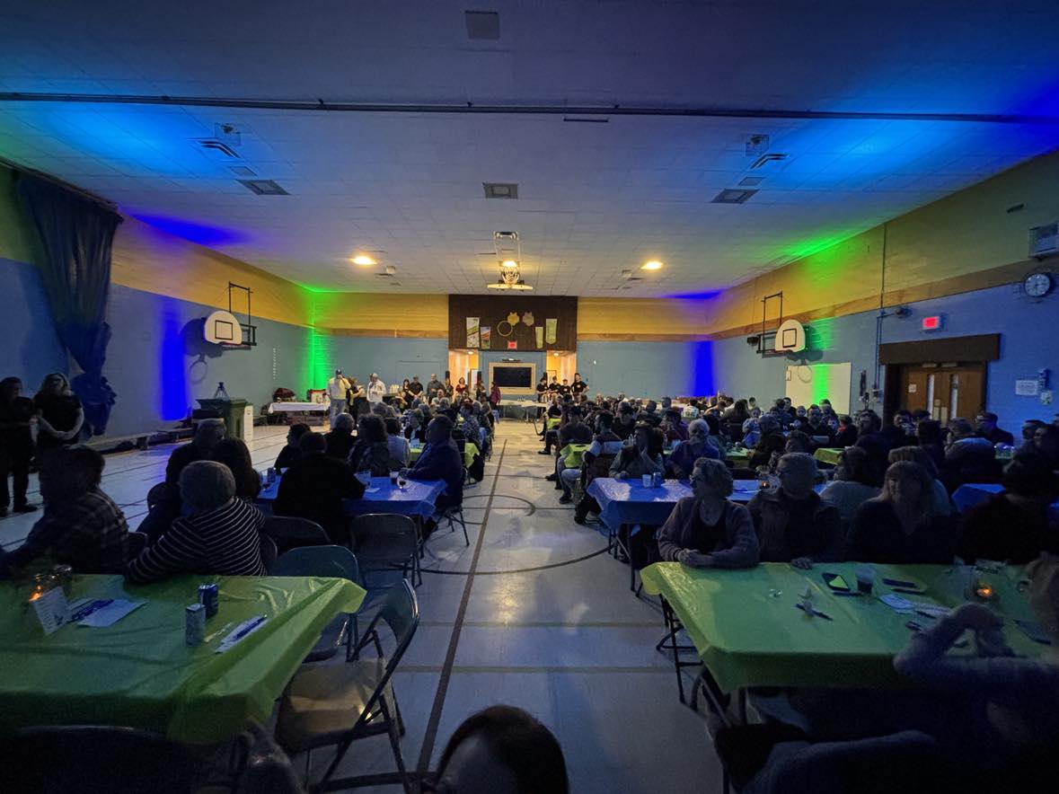 Plus de 200 personnes se sont réunies au gymnase de l’école Assomption pour partager leurs souvenirs du centre communautaire parti en fumée le 11 décembre. Photo gracieuseté