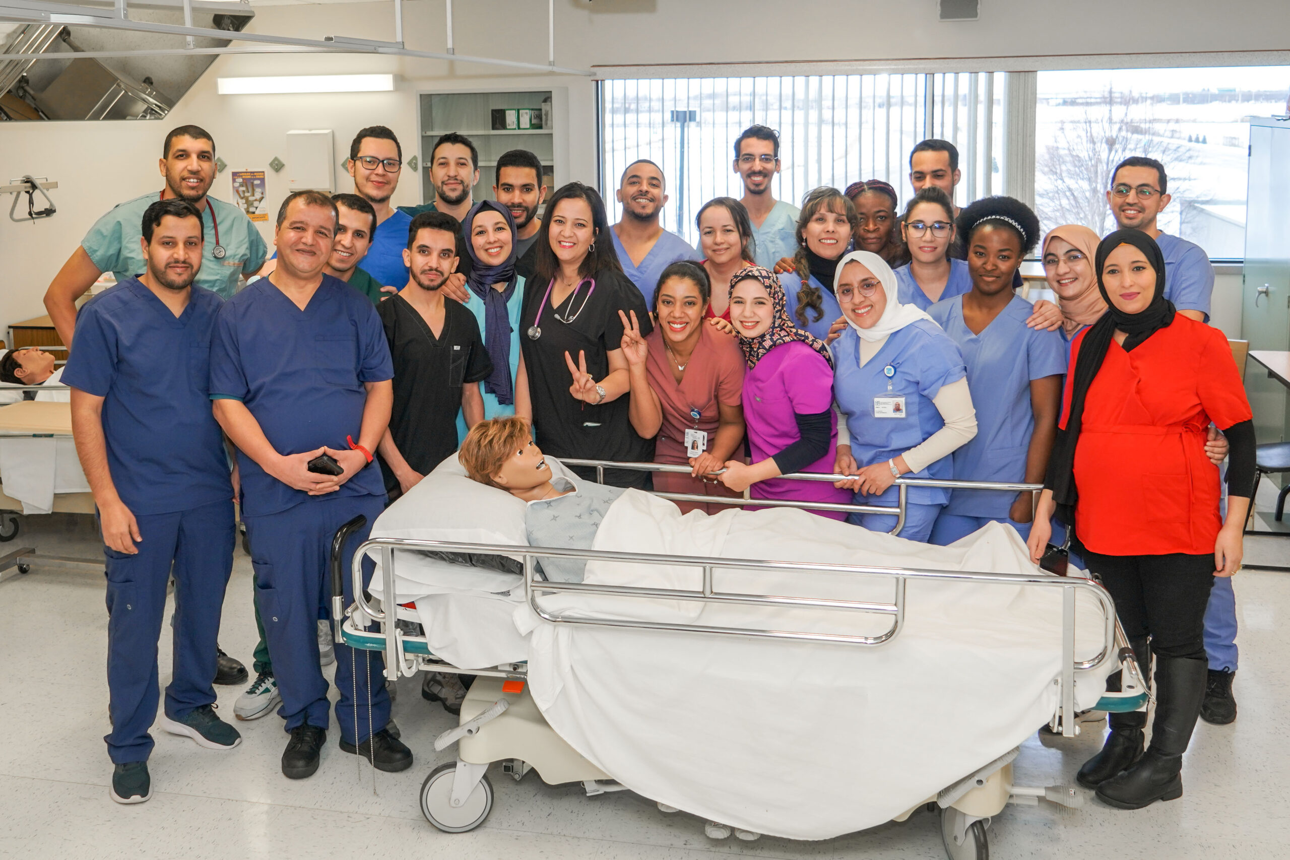Les 24 infirmiers et infirmières étrangers qui termineront sous peu leur formation d’environ un an au Cégep de Saint-Hyacinthe. Photo François Larivière | Le Courrier ©