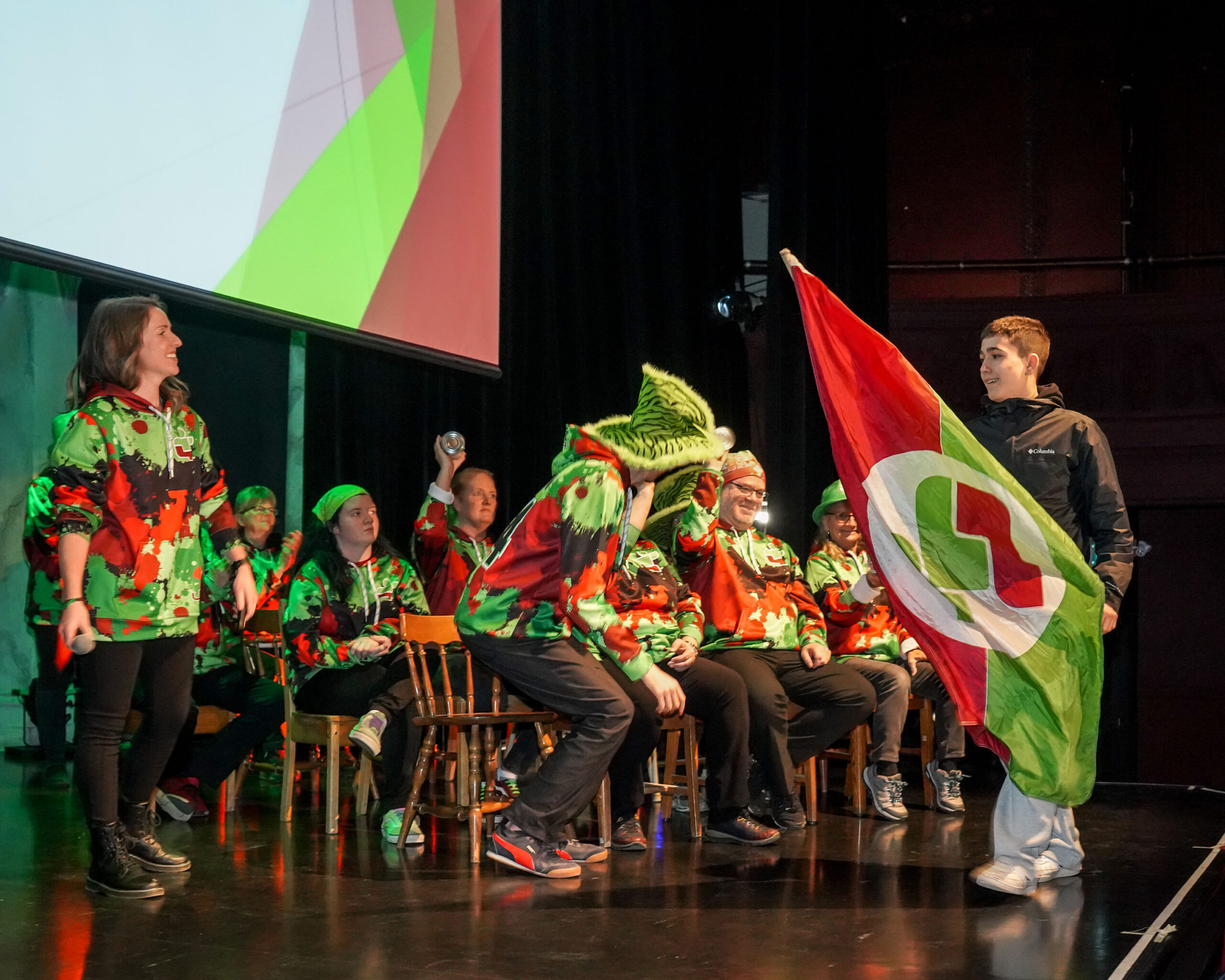 Eliot Leclerc, un boxeur des Apprentis Champions, s’est vu confier le drapeau de Richelieu-Yamaska en vue de la cérémonie d’ouverture de la Finale provinciale des Jeux du Québec.Photo François Larivière | Le Courrier ©