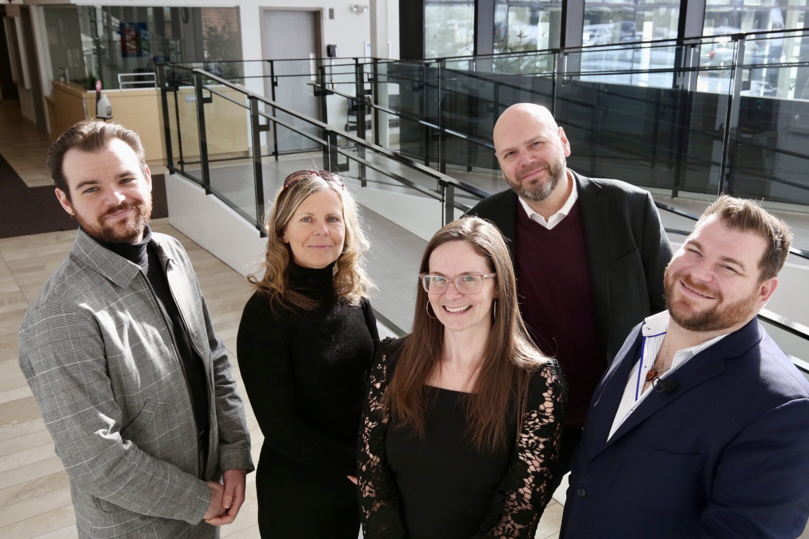 James Galantino, directeur du Conseil québécois LGBT, Johanne Nasstrom, directrice de la TROC Montérégie, Simon Proulx (à l’arrière), directeur général de la CDC des Maskoutains, Virginie Bernier, coordonnatrice de la CDC Roussillon et porte-parole des CDC de la Montérégie dans le cadre de la Journée arc-en-ciel, et Dominique Théberge, directeur du JAG. Photo Robert Gosselin | Le Courrier ©