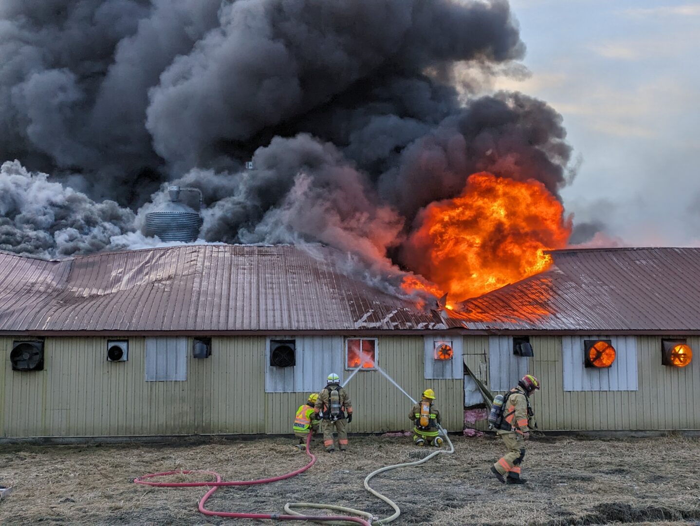 Un violent incendie a ravagé un bâtiment de la ferme FranPorc à Saint-Hugues, décimant 2000 porcelets. Photo Adam Bolestridge | Le Courrier ©