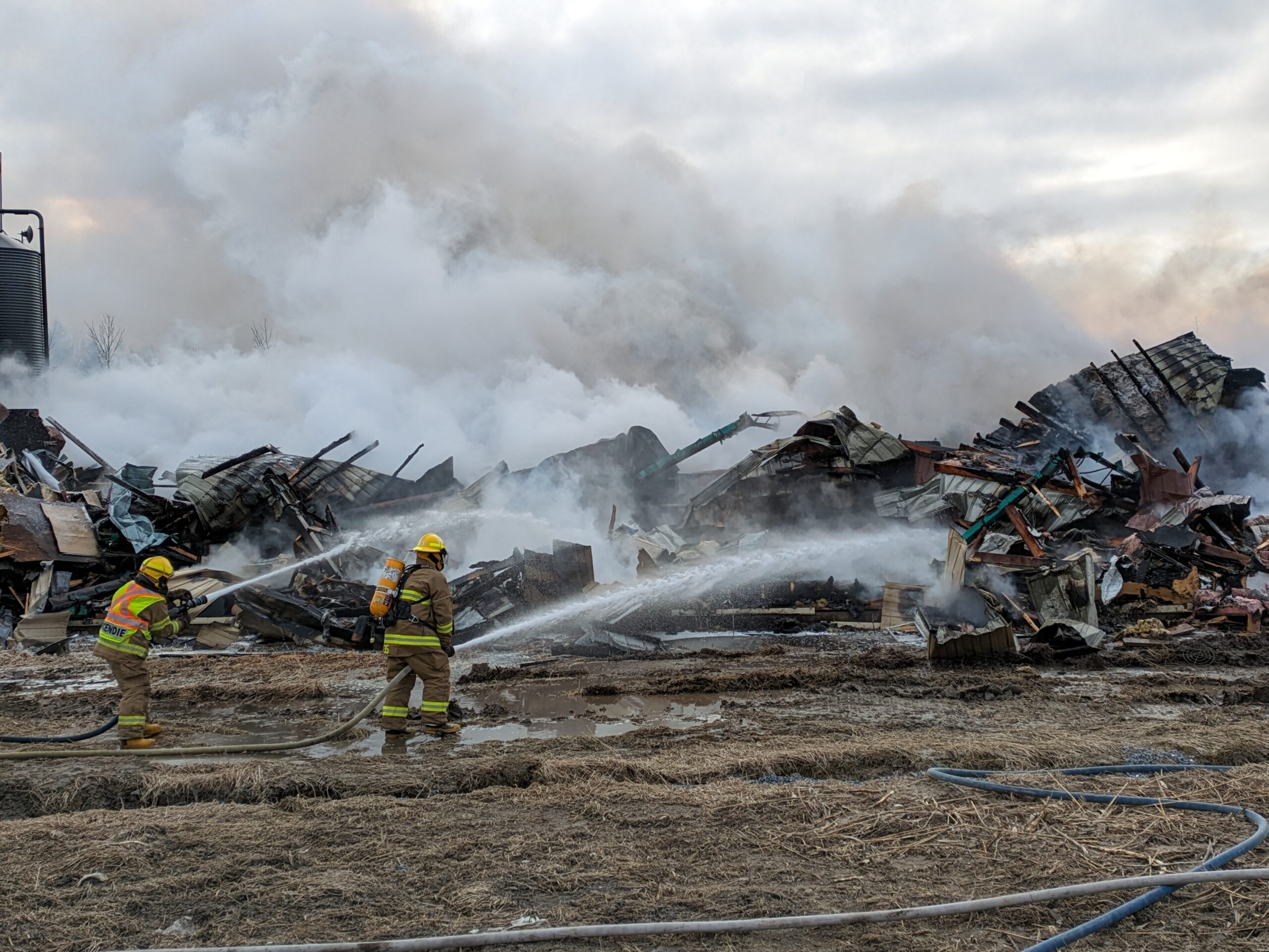 Il ne reste maintenant plus qu’un tas de ruines de la porcherie. Photo Adam Bolestridge | Le Courrier ©