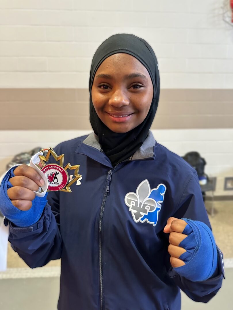 La boxeuse Aissatou Talibe Diallo, de l’école de boxe Les Apprentis Champions, pose fièrement avec sa médaille d’or qu’elle a remportée au championnat canadien juvénile et junior.Photo gracieuseté