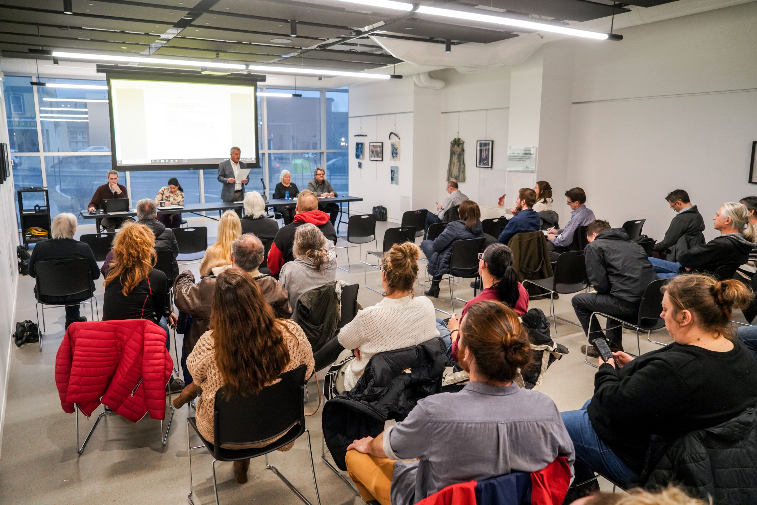 Devant une trentaine de citoyens, le comité de démolition a autorisé la démolition d’un pâté de maisons au centre-ville. Photo François Larivière | Le Courrier ©