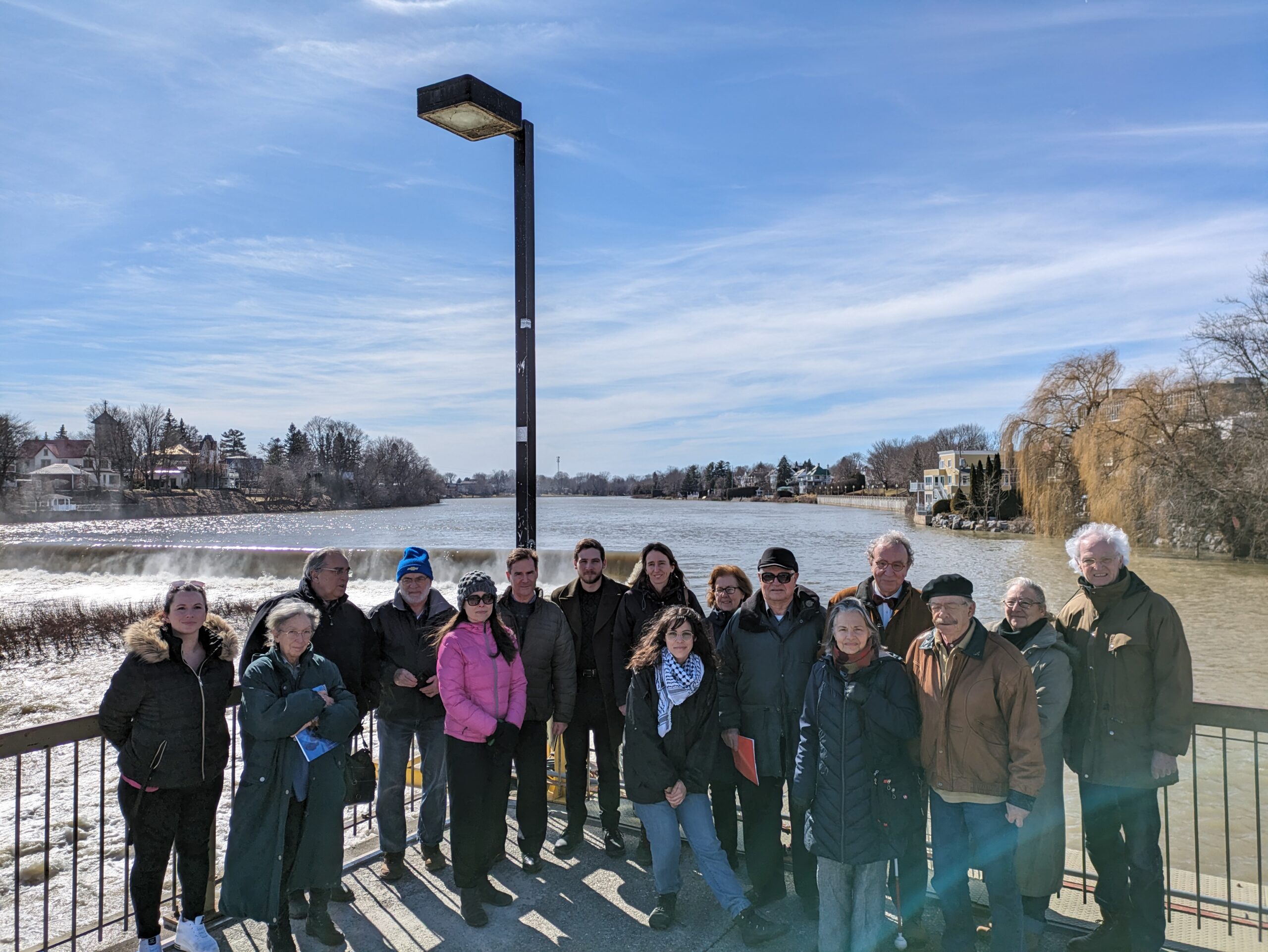 Plusieurs regroupements citoyens du Québec dénoncent la façon dont le gouvernement du Québec procède à la transition énergétique. Ils ont manifesté à Saint-Hyacinthe le 7 mars. Photo Adam Bolestridge | Le Courrier ©