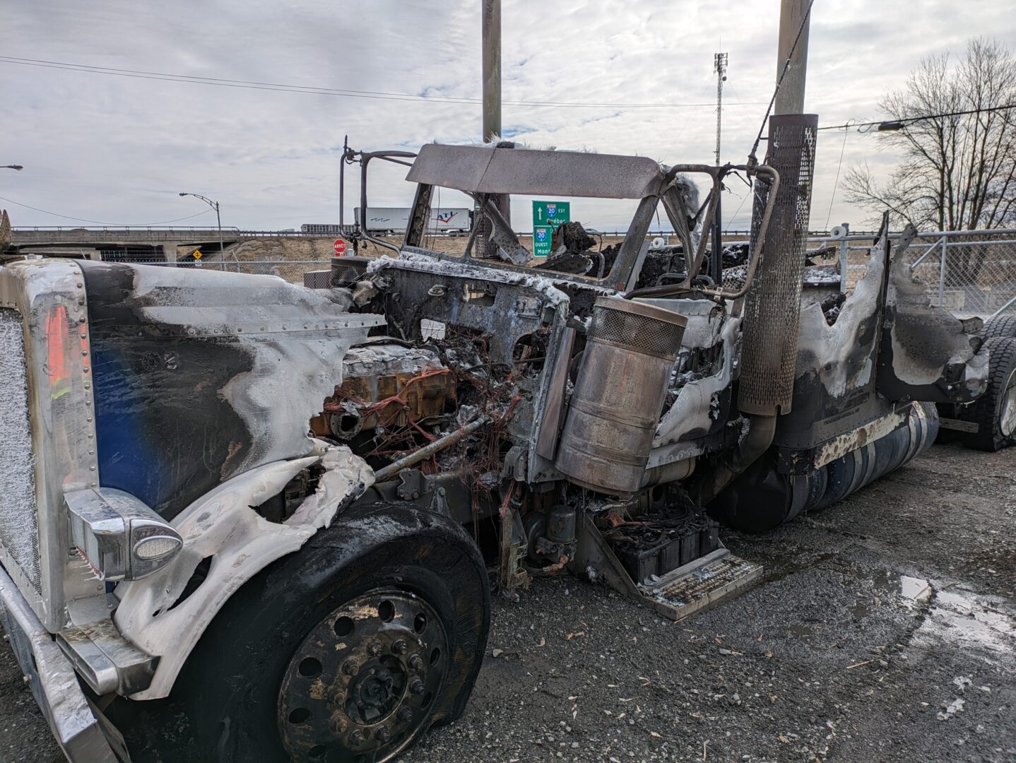 La cabine du semi-remorque ayant été la proie des flammes sur l’autoroute 20 le 1er mars est une perte totale. Photo Adam Bolestridge | Le Courrier ©