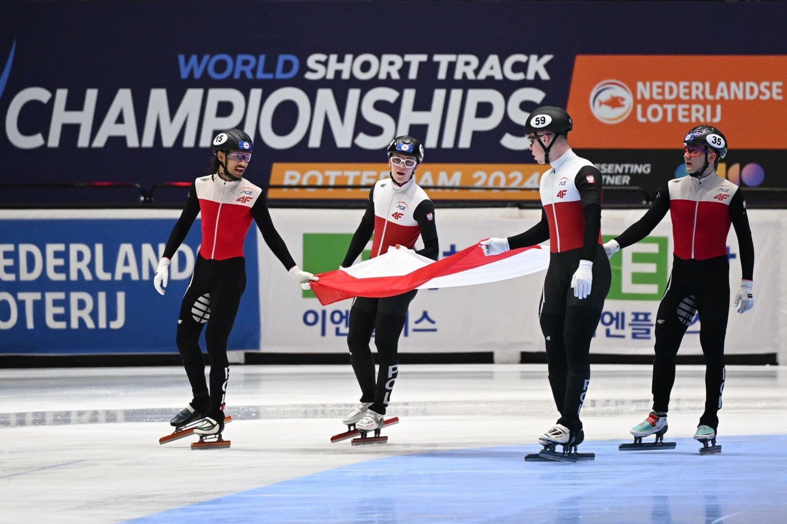 Félix Pigeon (deuxième à partir de la gauche) est monté sur le podium du Championnat du monde de patinage de vitesse courte piste avec ses coéquipiers de la Pologne au relais 5000 m. Photo gracieuseté