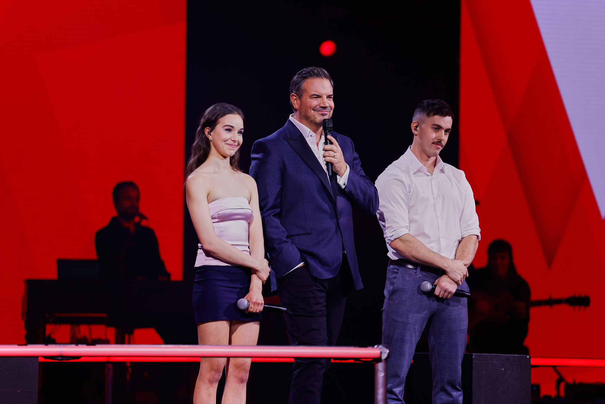 « Pour la première fois en dix ans, j’ai l’impression d’animer La voix du cœur », a blagué l’animateur Charles Lafortune après le duel entre le Maskoutain Gabriel Fredette et la chanteuse Camille Schlybeurt. Photo Alexis GR