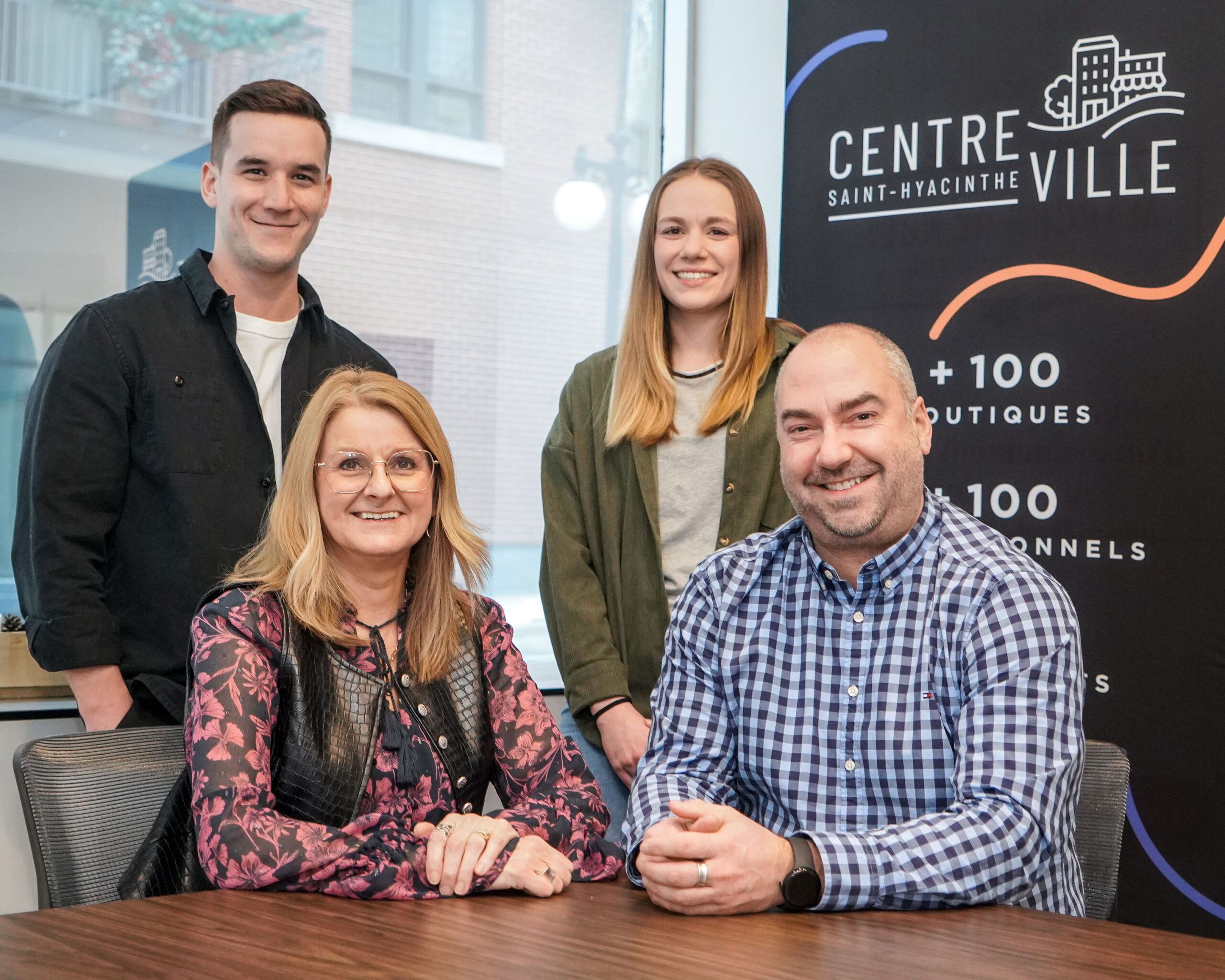 L’équipe de la SDC centre-ville Saint-Hyacinthe dans ses nouveaux locaux. À l’arrière : Jonathan Bouchard, coordonnateur aux événements, et Laurence Dubé, adjointe administrative. À l’avant : Sandrine Grondin, coordonnatrice aux communications, et André Marcotte, directeur général. Photo François Larivière | Le Courrier ©