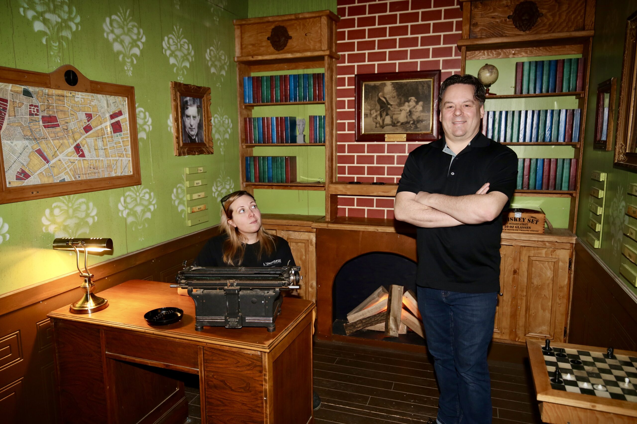 Le président-directeur général de L’Emprise, Patrick Bernard, et son adjointe, Marie-Pier Larouche, dans un des jeux d’évasion du site B situé au 1305, rue des Cascades. Photo Robert Gosselin | Le Courrier ©