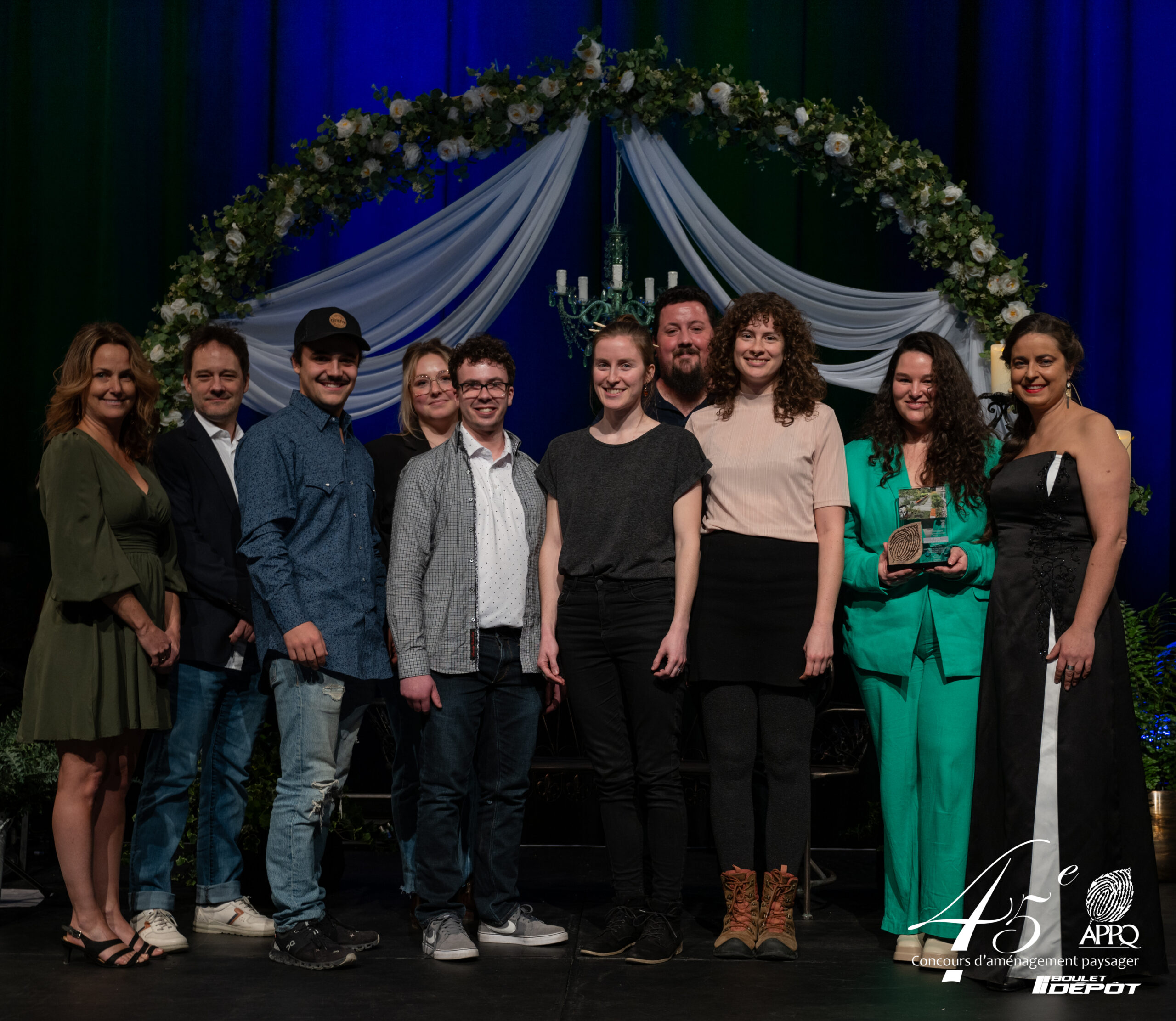 Isabelle Prévost, directrice générale d’HortiCompétences, Patrick Fafard, chef d’équipe du programme PCHO, Alexis Bélanger, finissant, Mélyna Pelletier, finissante, Jean-Christophe Marier, finissant, Anne-Sophie Sheridan-Paré, finissante, Jonathan Turcotte, technologue impliqué dans le projet, Pierlyn Keklikian, finissante, Andréanne Meunier, finissante, et Véronique Pepin, enseignante du cours du projet et animatrice du gala. Photo gracieuseté