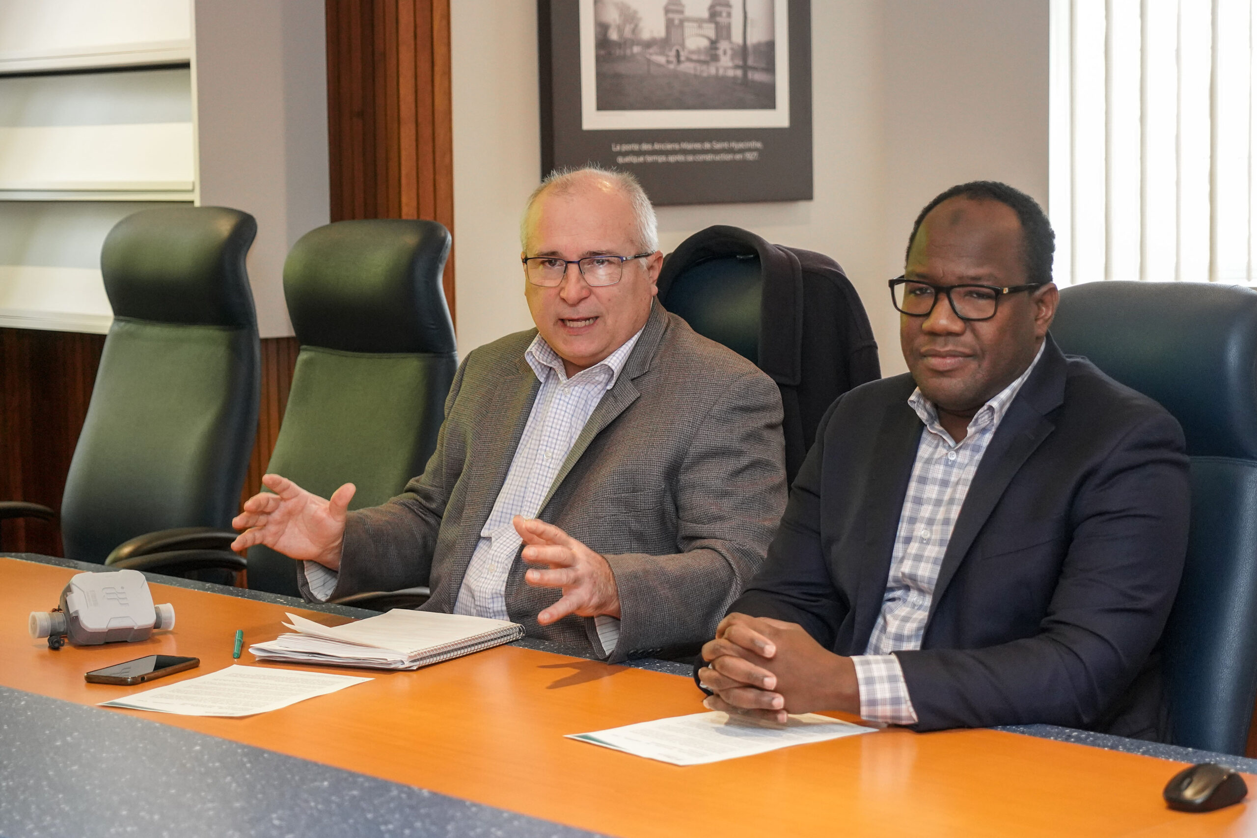 Le conseiller technique aux infrastructures, Jocelyn Bazinet, et le chef planification et gestion des actifs au Service du génie, Abdou Soumare, ont expliqué comment se déroulera l’installation des compteurs d’eau dans les résidences sélectionnées. Photo François Larivière | Le Courrier ©