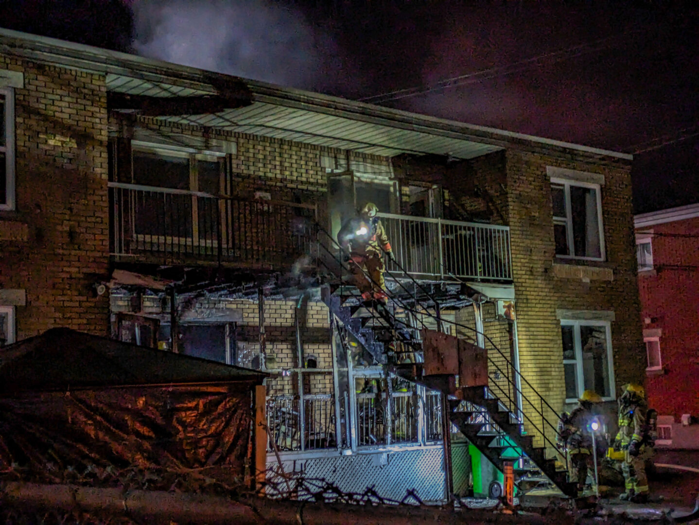 Un immeuble de l’avenue Pagé, à Saint-Hyacinthe, a été la proie des flammes dans la nuit du 1er mars. Photo Adam Bolestridge | Le Courrier ©