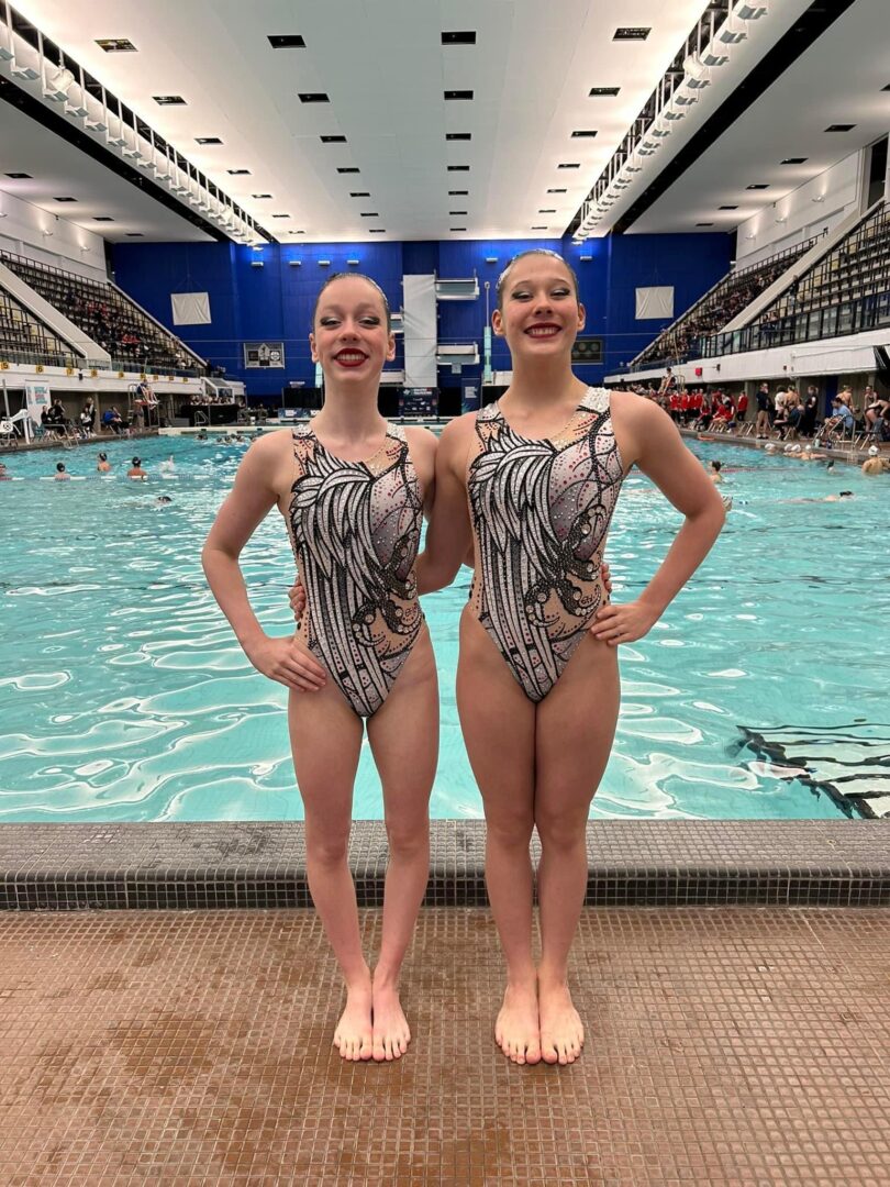 Malgré une cheville mal en point, la Maskoutaine Charlie Breault (à gauche) a remporté cinq médailles au championnat canadien de qualification de natation, dont une d’or aux côtés de la Maskoutaine Kelly-Anne Alie (à droite) en duo. Photo gracieuseté