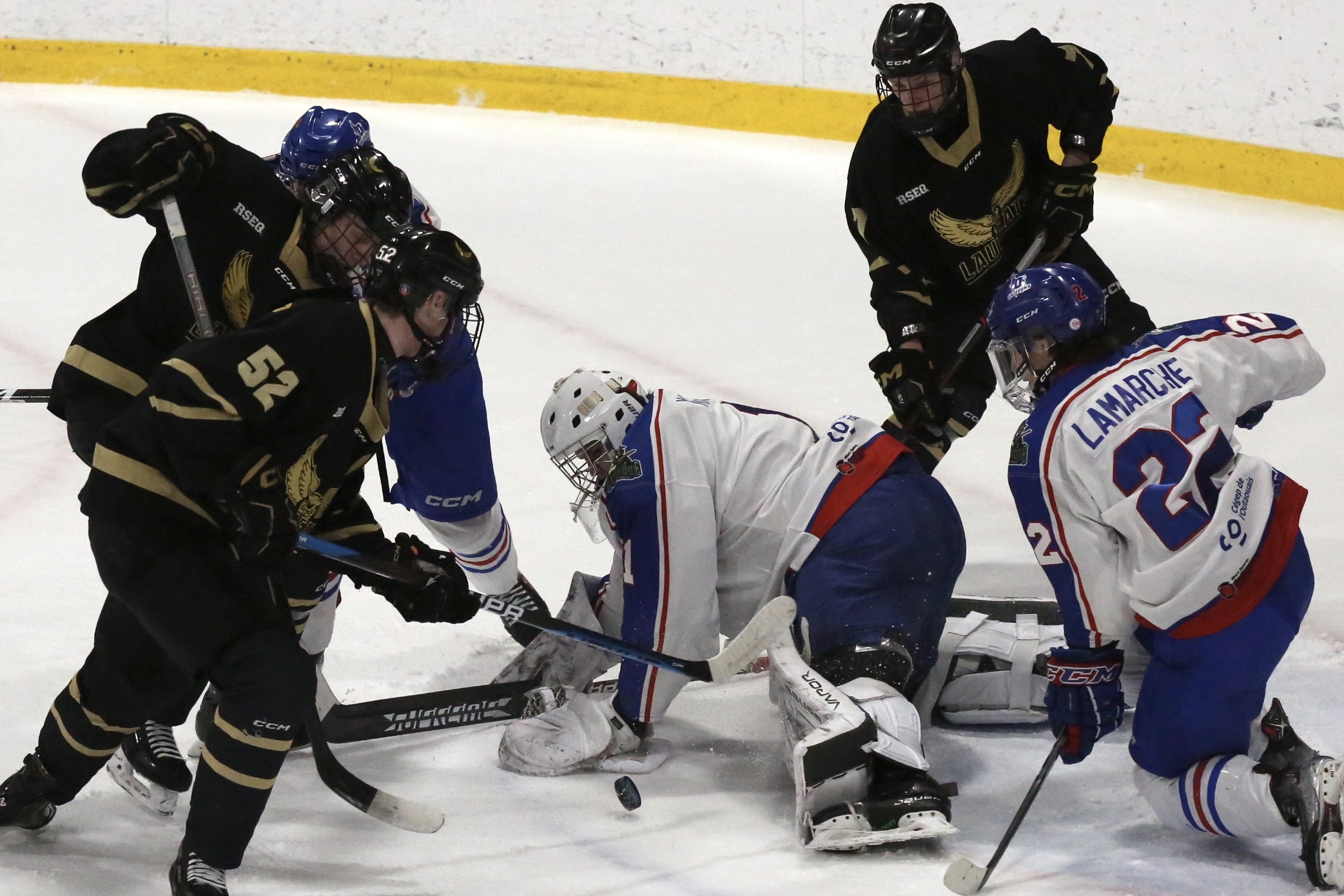 Les Lauréats ont bourdonné dans le territoire des Griffons durant presque tout le match, menant à une victoire de 2 à 0. Photo Robert Gosselin | Le Courrier ©
