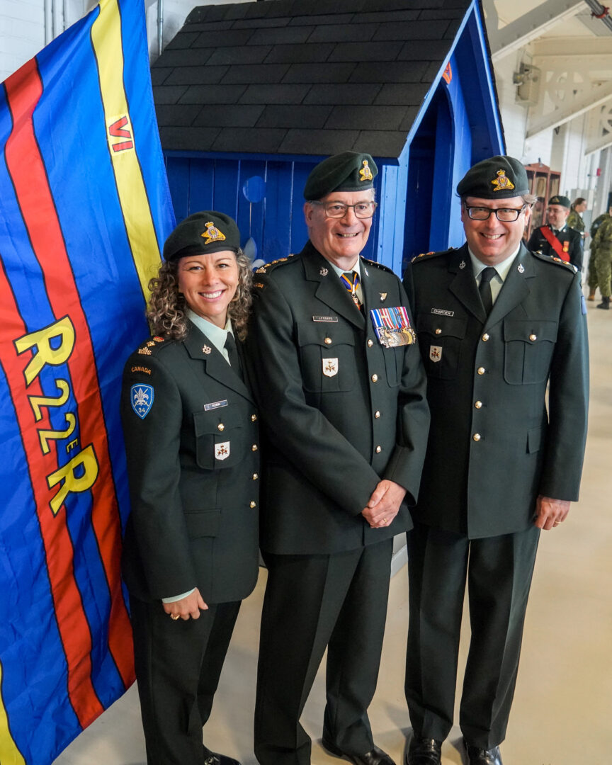 Nellie Robin succède à Benoit Chartier à titre de lieutenant-colonel honoraire du 6e Bataillon du Royal 22e Régiment. Ils posent en compagnie du colonel Marc Lessard, au centre. Photo François Larivière | Le Courrier ©