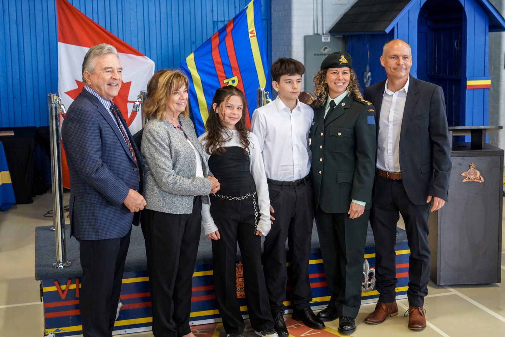 Nellie Robin a assisté à la cérémonie en compagnie de sa famille, dont son père, Robert Robin, à gauche, qui a lui-même déjà occupé le poste de lieutenant-colonel honoraire. Photo François Larivière | Le Courrier ©