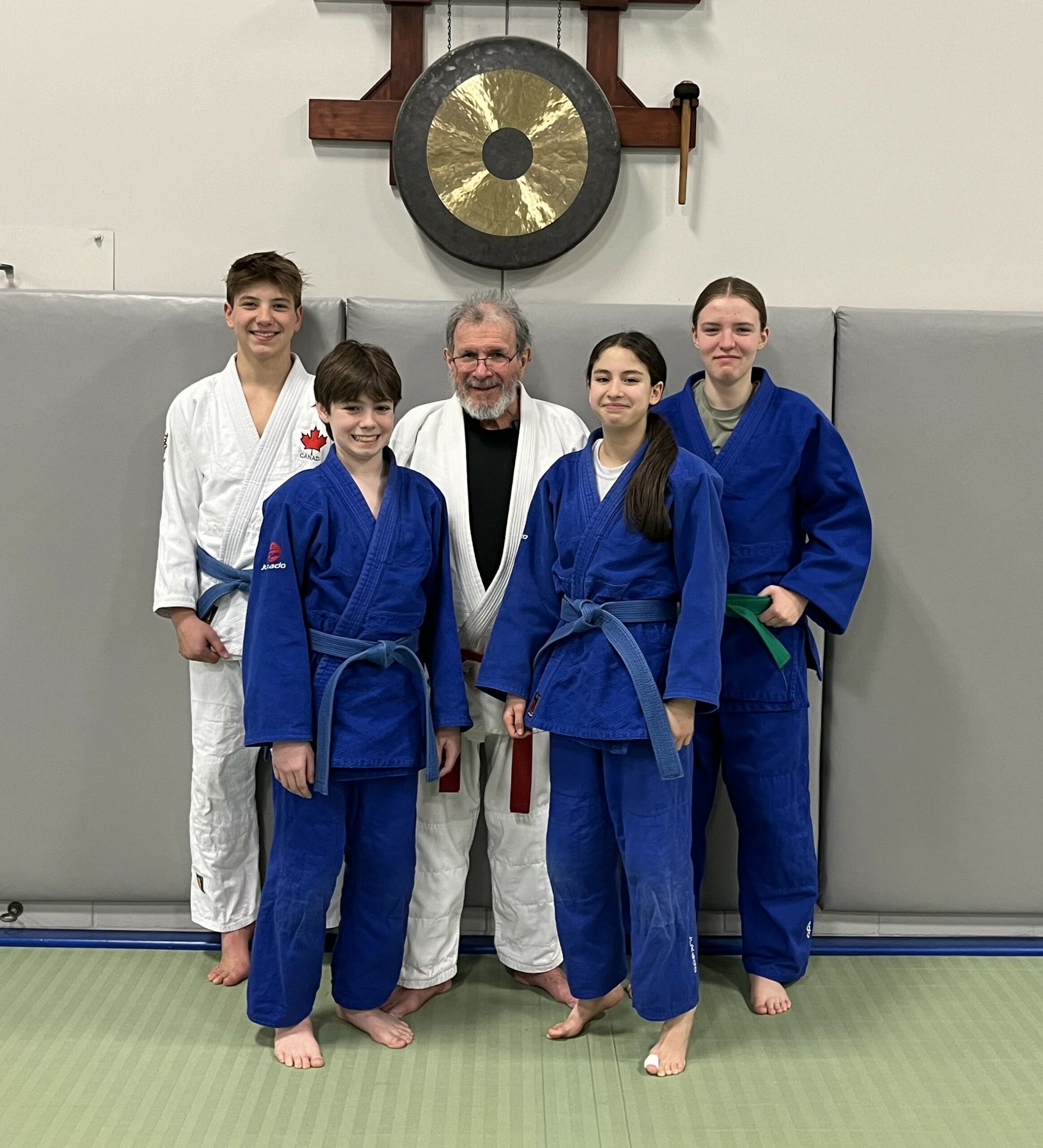Émilien Richer, Ludovic Berthiaume, Dalia Benhamou et Florence Morin, du Club de judo de Saint-Hyacinthe, participeront au championnat canadien en mai tout comme le Maskoutain Faniry Andriamanana (absent sur la photo). On les voit en compagnie de l’entraîneur Louis Graveline (au centre). Photo gracieuseté