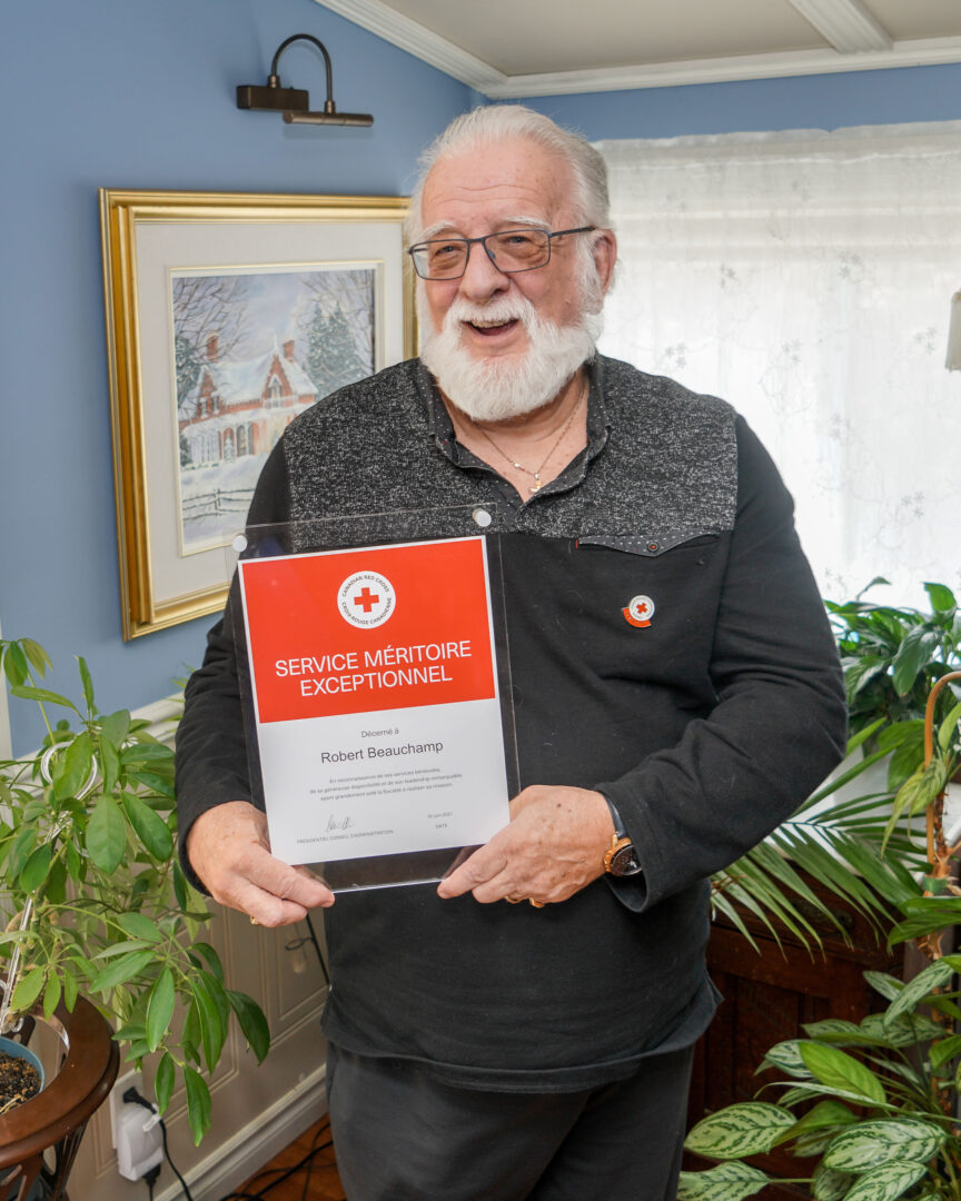 Robert Beauchamp s’implique depuis près de 30 ans avec la Croix-Rouge canadienne et a décidé récemment de prendre part au programme des appels amicaux pour sortir des personnes de l’isolement. Photo François Larivière | Le Courrier ©