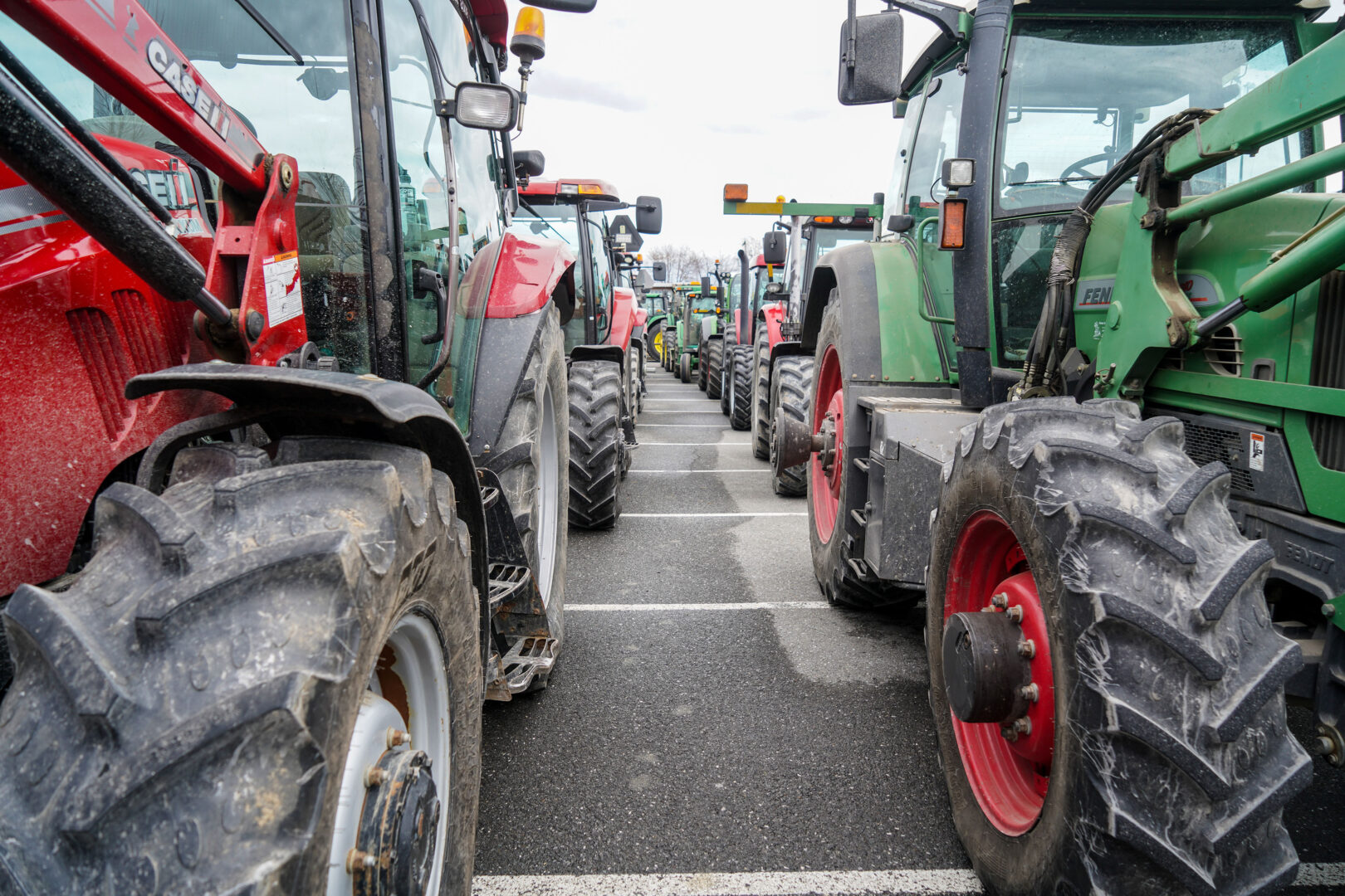 Quelque 160 agriculteurs se sont déplacés en tracteur pour aller manifester sur le site de l’Expo agricole à Saint-Hyacinthe, le 12 avril. Ils demandent que le gouvernement du Québec fasse de leur métier une priorité. Photo François Larivière | Le Courrier ©