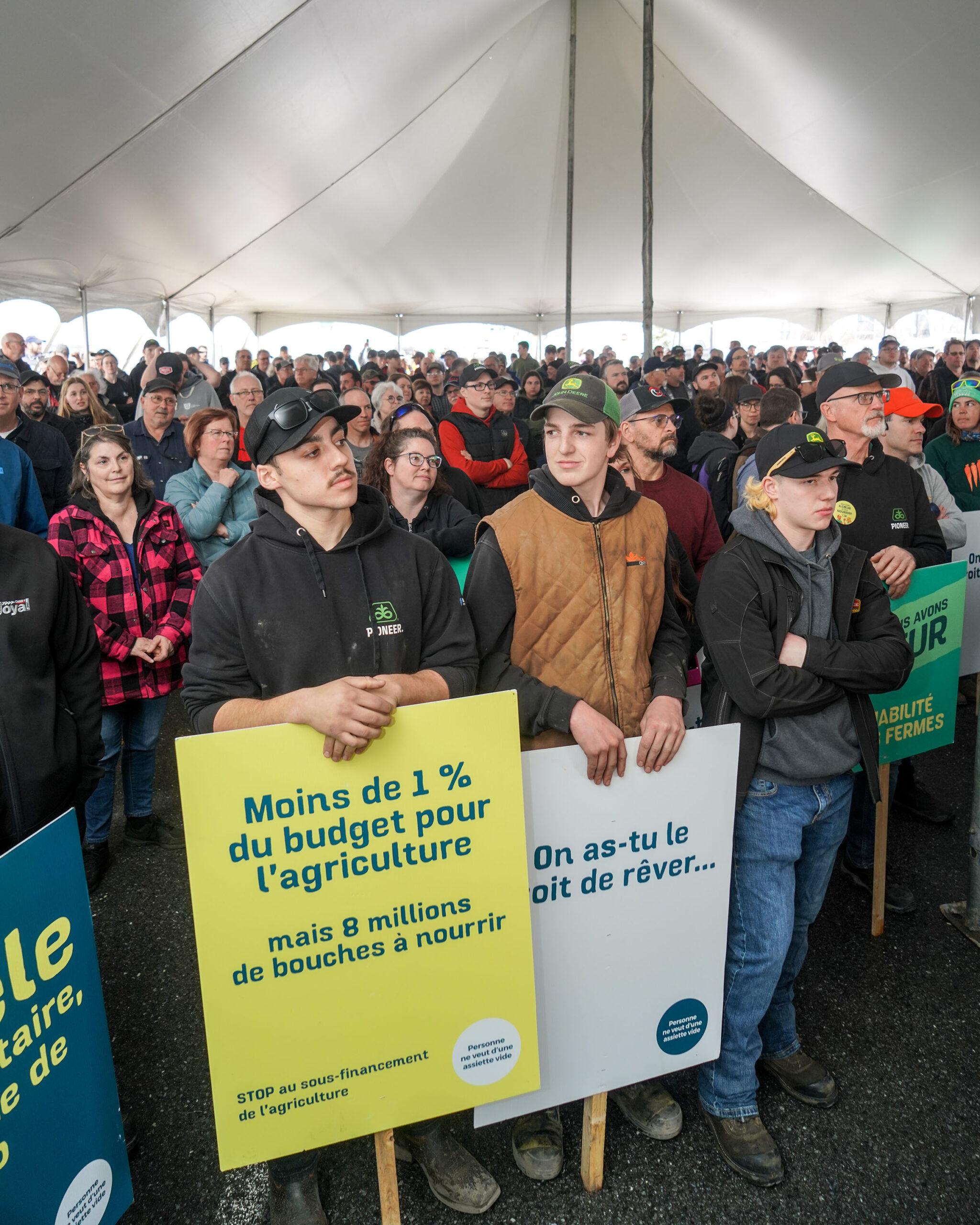Plus de 300 agriculteurs ont scandé des slogans lors des nombreux discours. Photo François Larivière | Le Courrier ©
