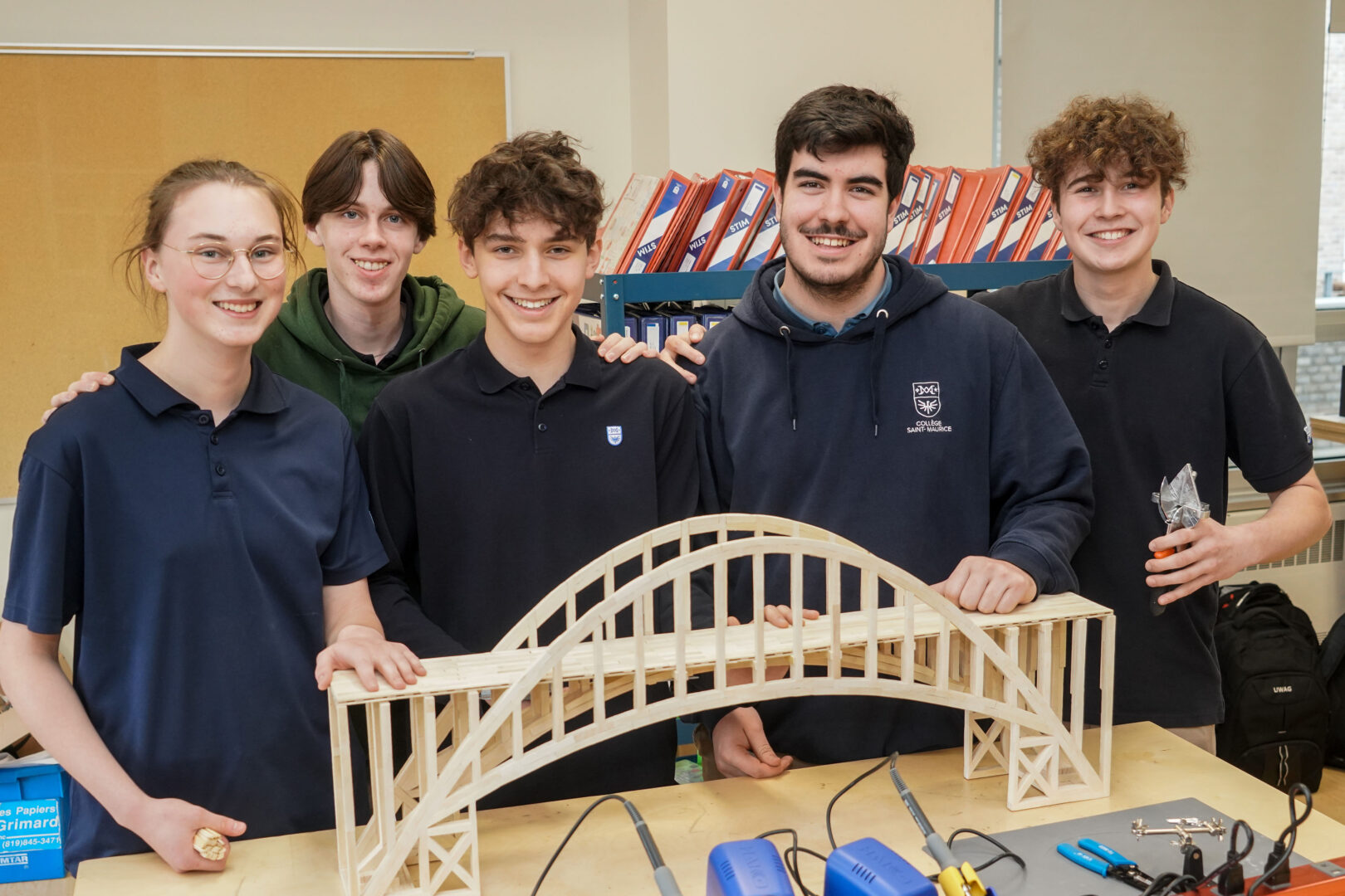 Cinq des six étudiants des deux équipes gagnantes en compagnie du pont ayant obtenu la 1re place. Photo François Larivière | Le Courrier ©