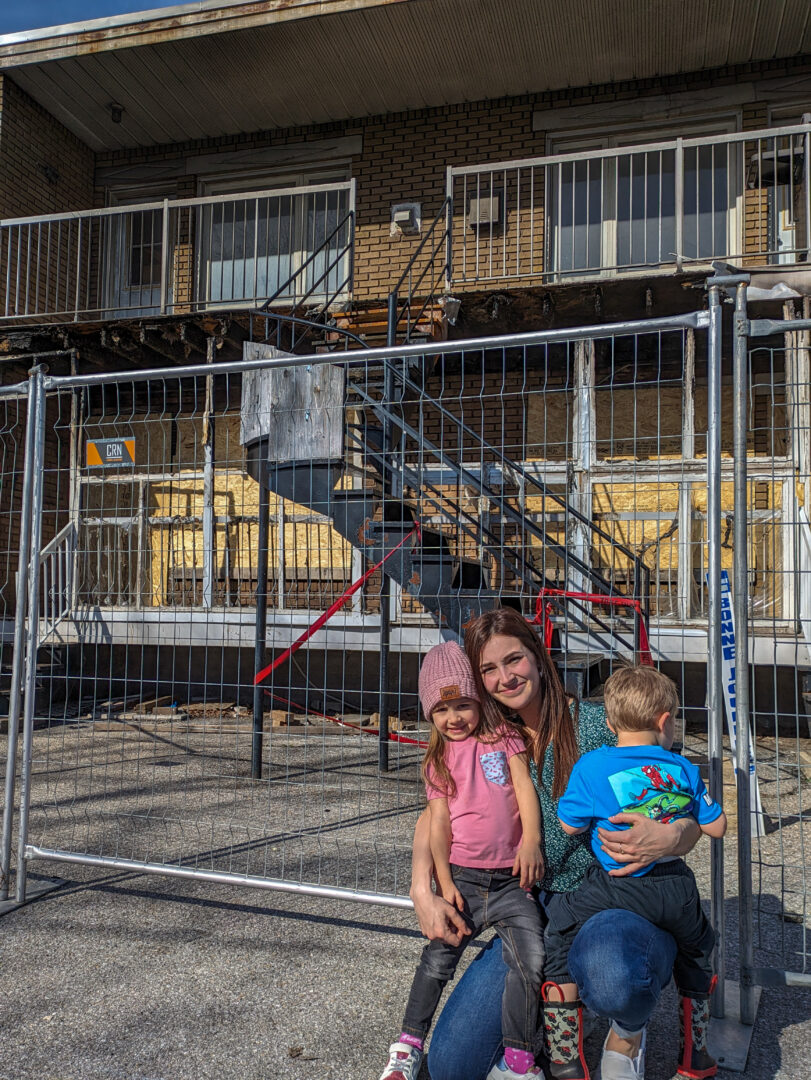 Coralie et ses deux enfants devant leur ancien immeuble de l’avenue Pagé qui s’est fait cambrioler. Photo Adam Bolestridge | Le Courrier ©
